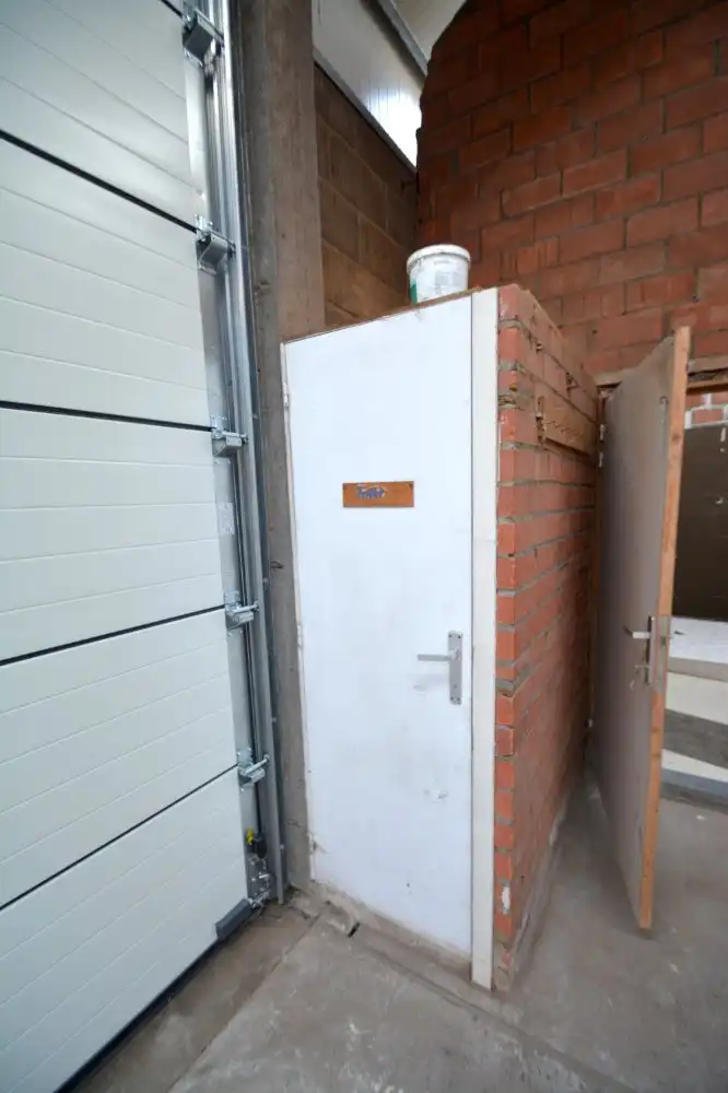 OPSLAGRUIMTE (430m²) TE HUUR met geïsoleerd dak, hoge elektrische sectionaalpoort en BUREEL te Oostkamp (Hertsberge). Op 4km van E40. foto 8