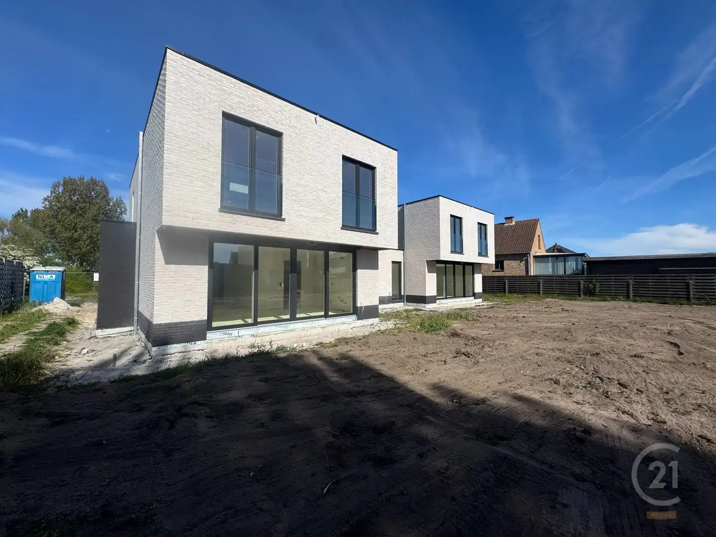 Moderne gezinswoningen met 3 ruime slaapkamers, 2 badkamers en inpandige garage! foto {{pictureIndex}}