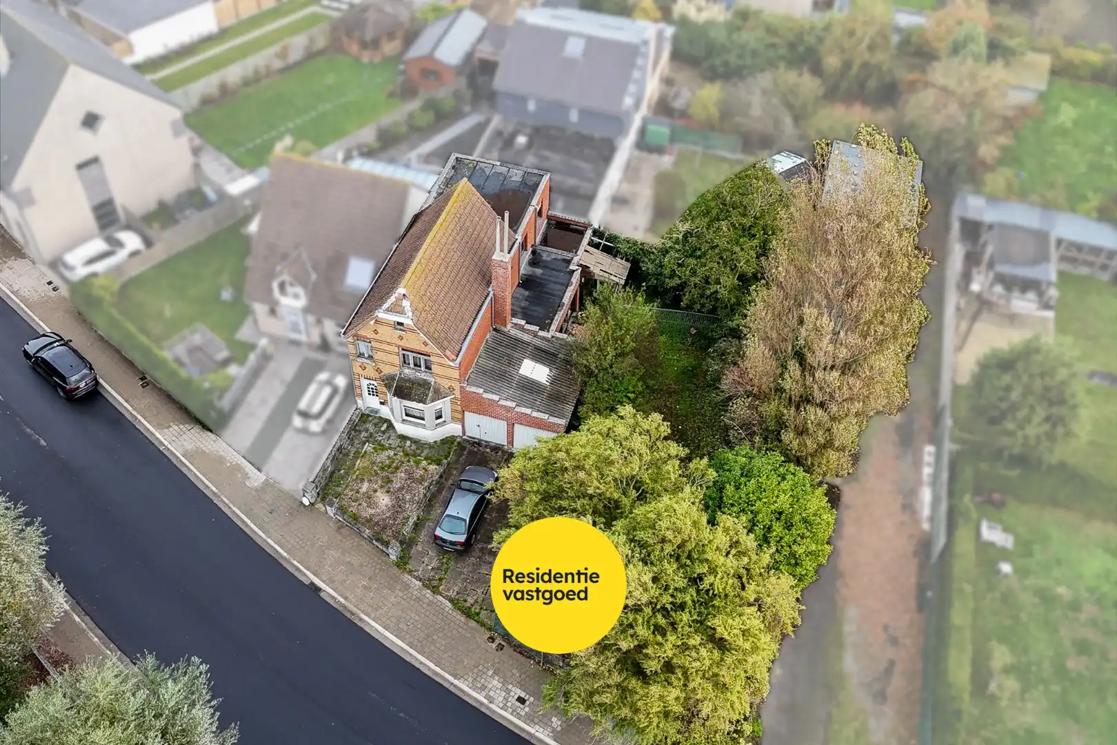 Hoofdfoto van de publicatie: Ruime woning met dubbele garage en 6 slaapkamers in Bredene – ideaal renovatieproject