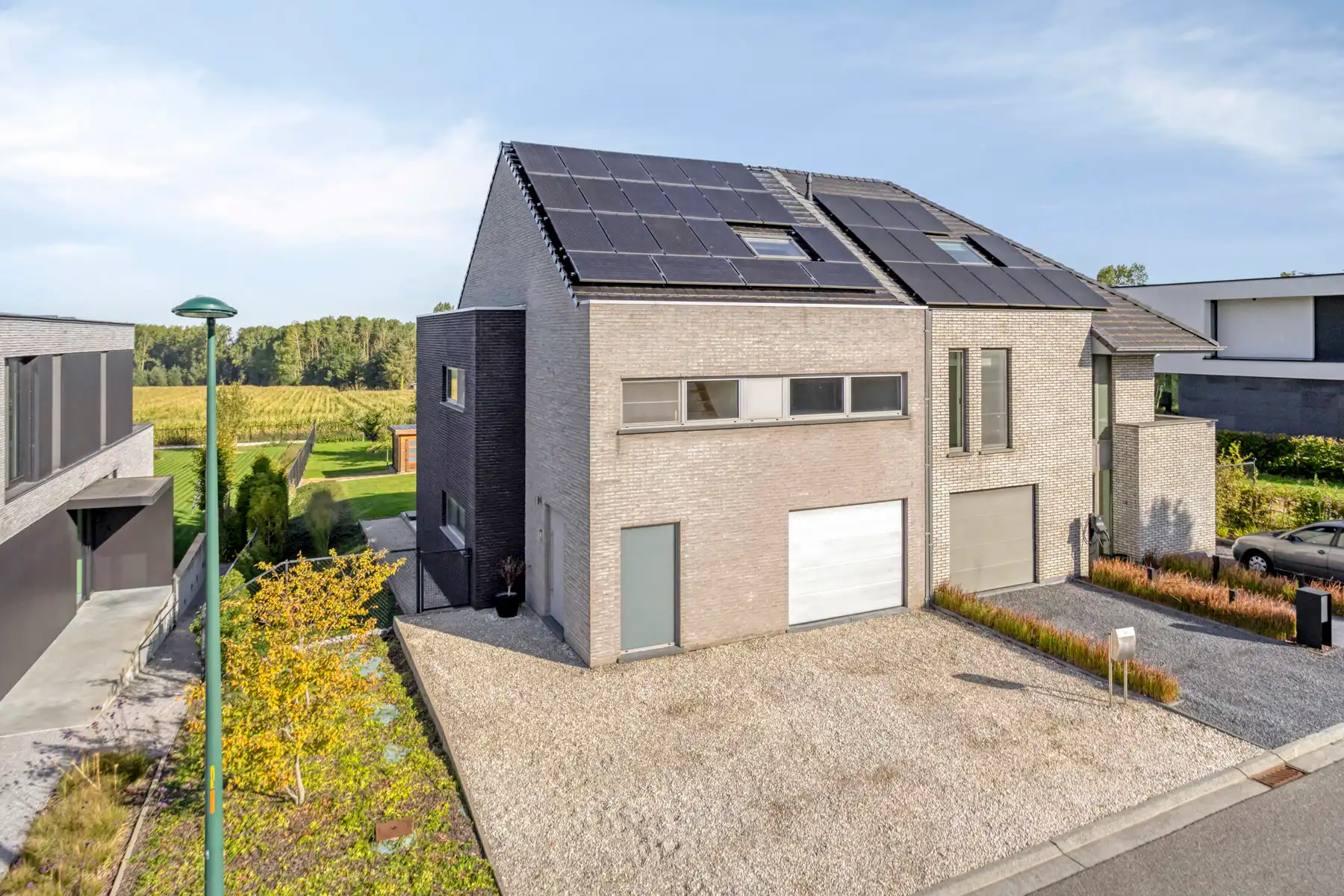 Recente 3-gevelwoning op topligging foto {{pictureIndex}}