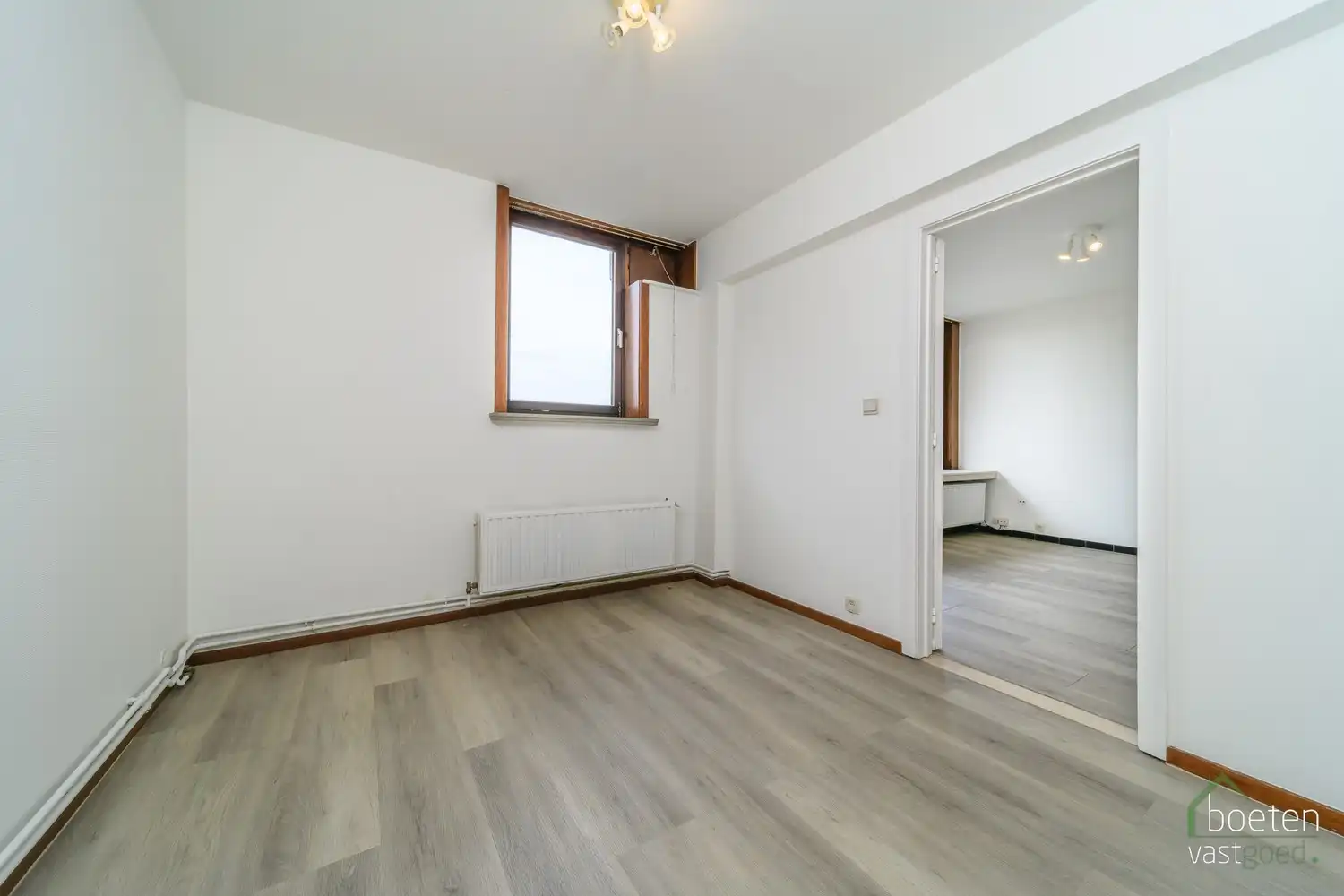 IEPER: Interessant 1 slaapkamer-appartement (4de verdiep) met alle basiscomfort op rustige doch vrij centrale ligging. foto 8