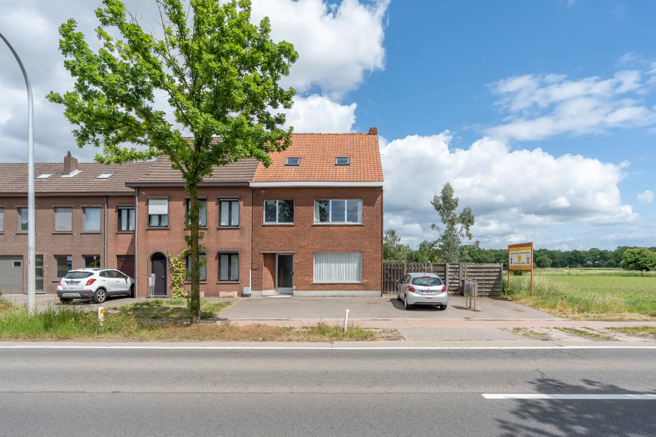 Woning met 6 slpks op 985m² perceel nabij centrum Merksplas. foto {{pictureIndex}}