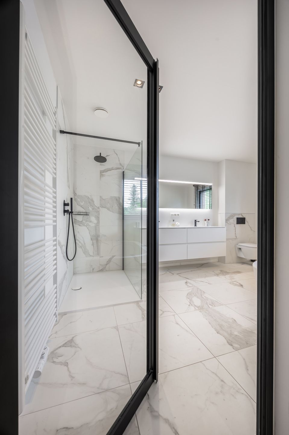 Licht en ruimte in strakke designwoning foto 34