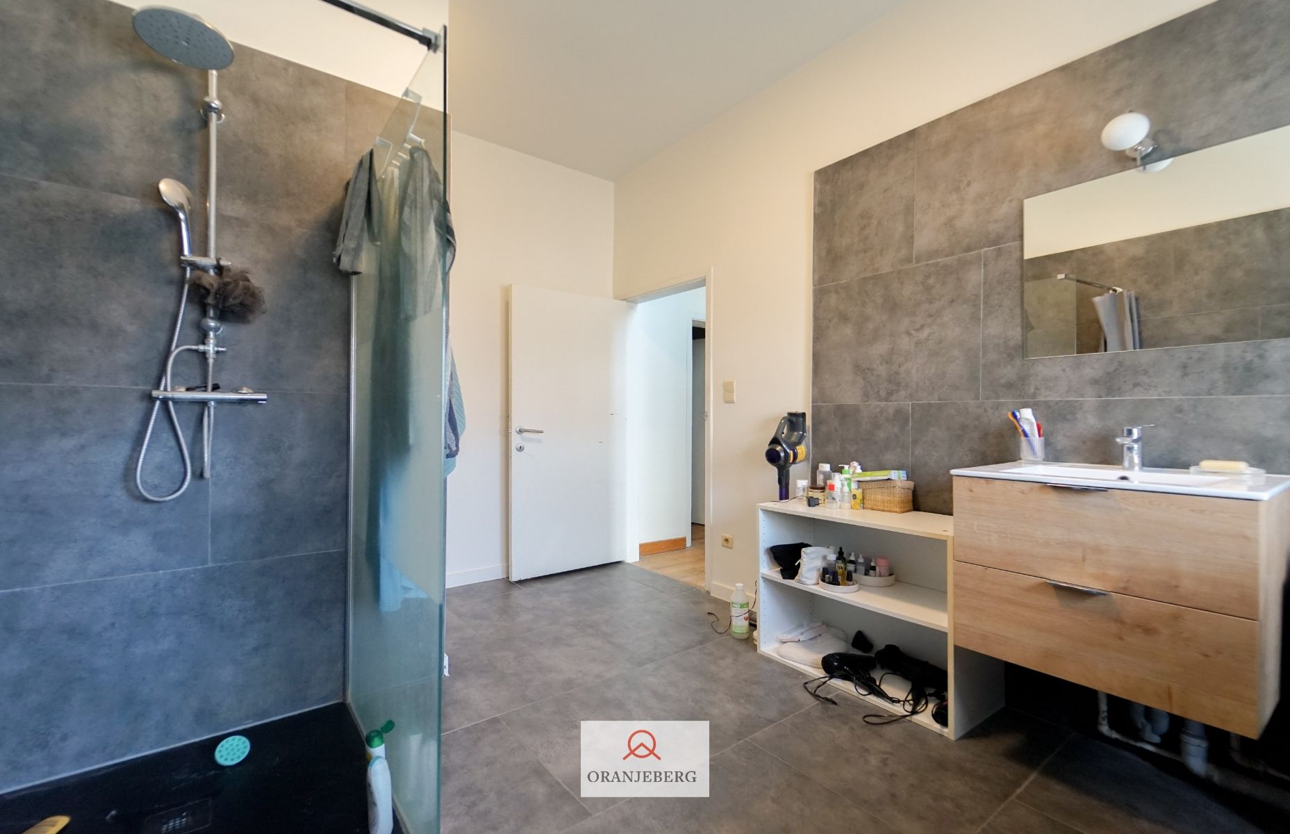 Ruime gerenoveerde burgerwoning nabij de Visserij foto 24