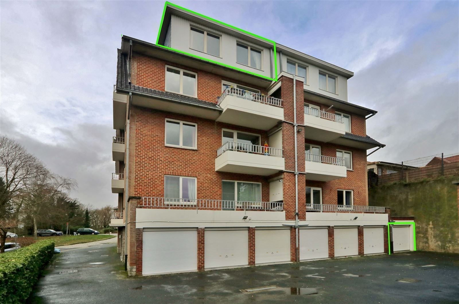 Appartement 4de verdieping ( met lift) met 2 slaapkamers, terras en garage foto 5