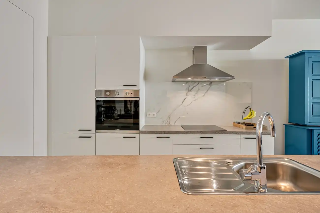 Recent nieuwbouwappartement met groot terras, stadstuintje en 2 autostaanplaatsen in het hartje van het vernieuwde dorp van Zeveneken! foto 9