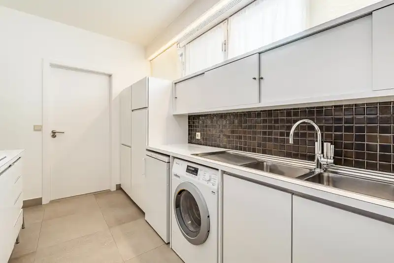Roeselare – Prachtig ingericht appartement met 2 slaapkamers, bureel en zonnig terras foto 7