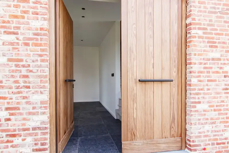 Zeer ruime, totaal gerenoveerde halfopen bebouwing in een rustige, doodlopende straat op centrale locatie! foto 4