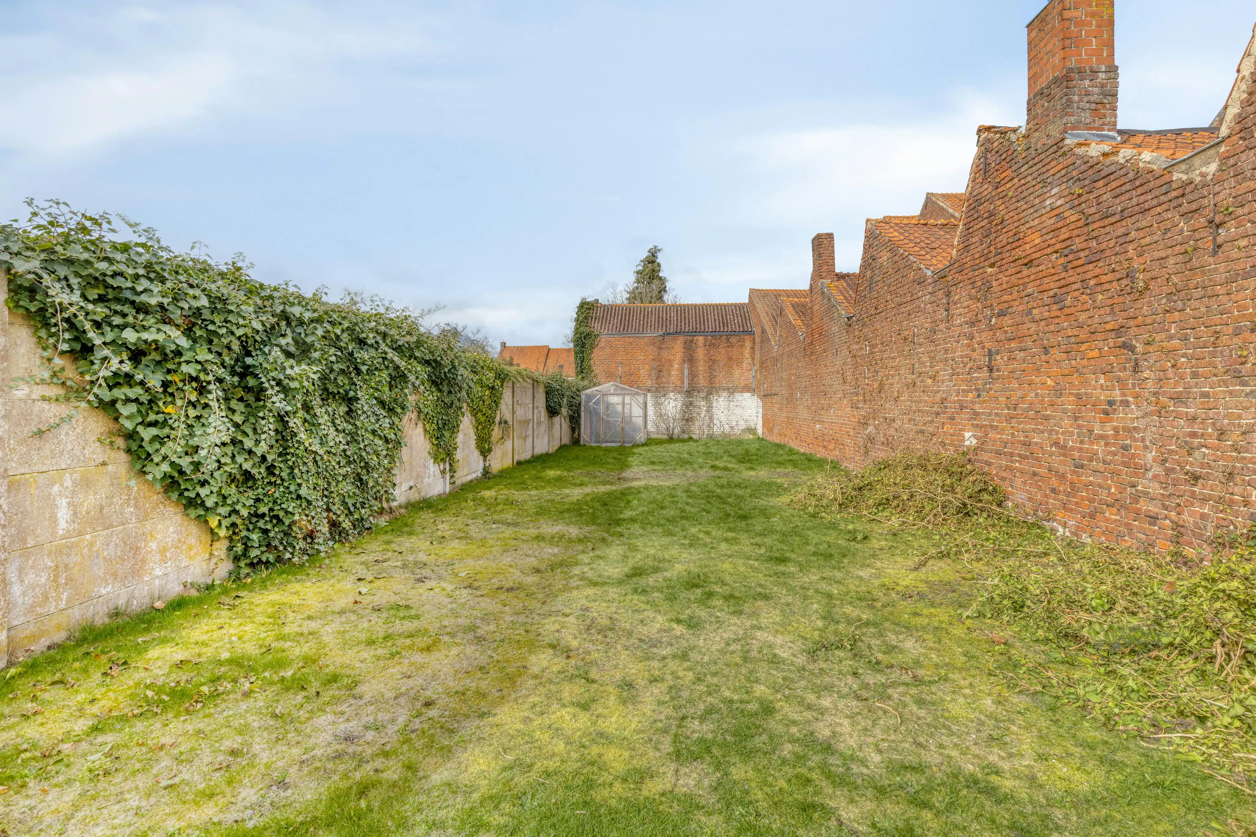 Ruime rijwoning met tuin en garage nabij centrum Izegem. foto 12
