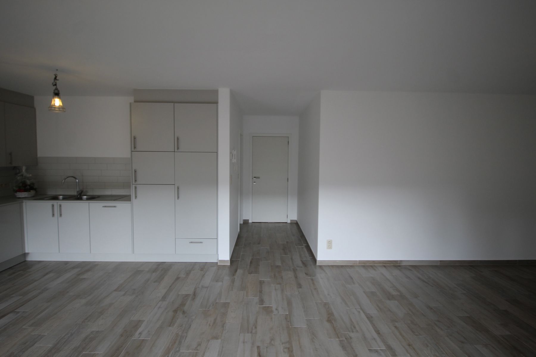 Een appartement op de benedenverdieping met 2 slaapkamers, ruim terras en carport. foto 5