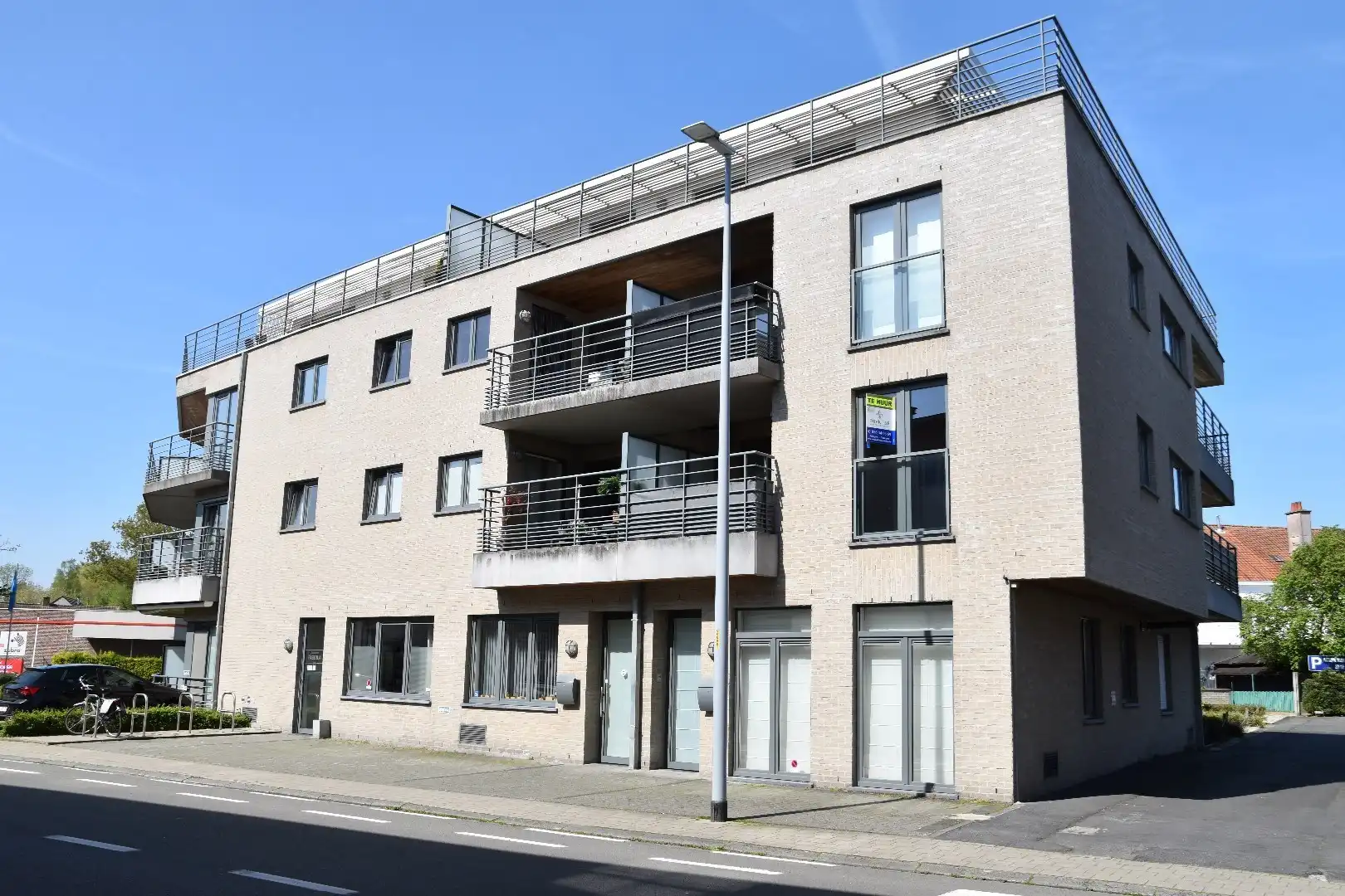 Instapklaar 2-slaapkamer appartement met zonnig terras in het hartje van Gullegem foto {{pictureIndex}}