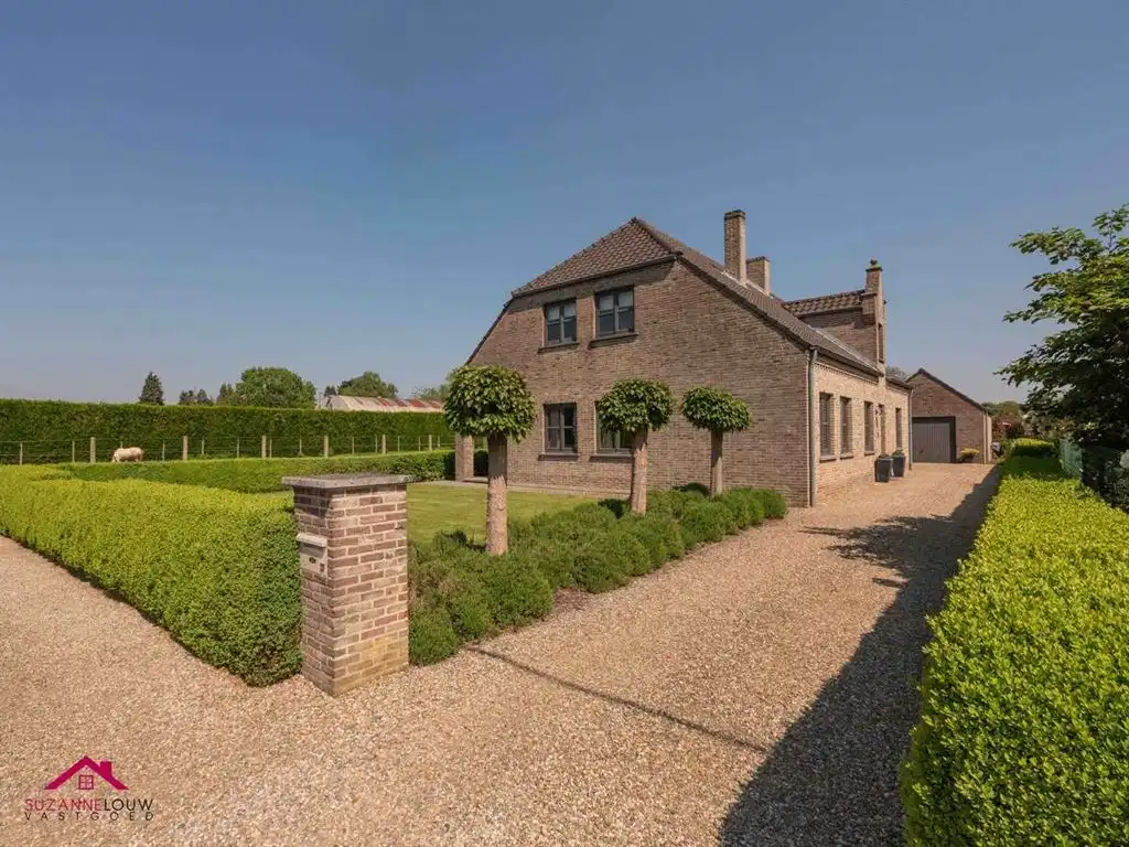 Charmante vrijstaande woning met sfeervol aangelegd terras foto {{pictureIndex}}