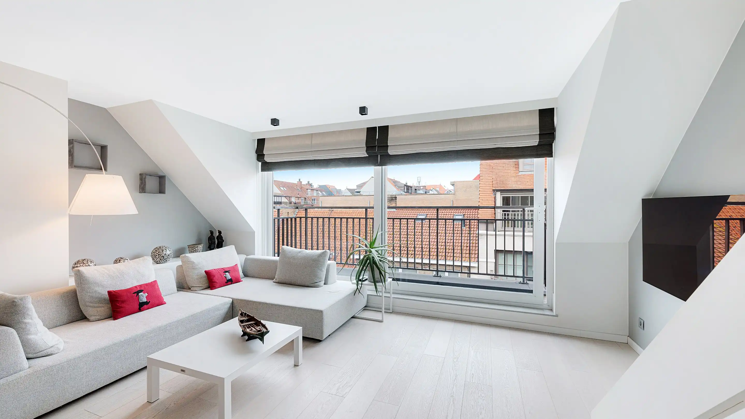 Zeer recent en mooi  duplex dakapp. in perfecte staat  met groot zuidgericht terras dichtbij de Lippenslaan. foto 3