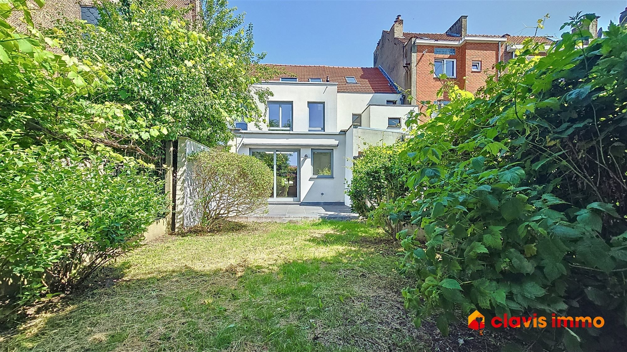 Volledig gerenoveerde woning met tuin foto {{pictureIndex}}