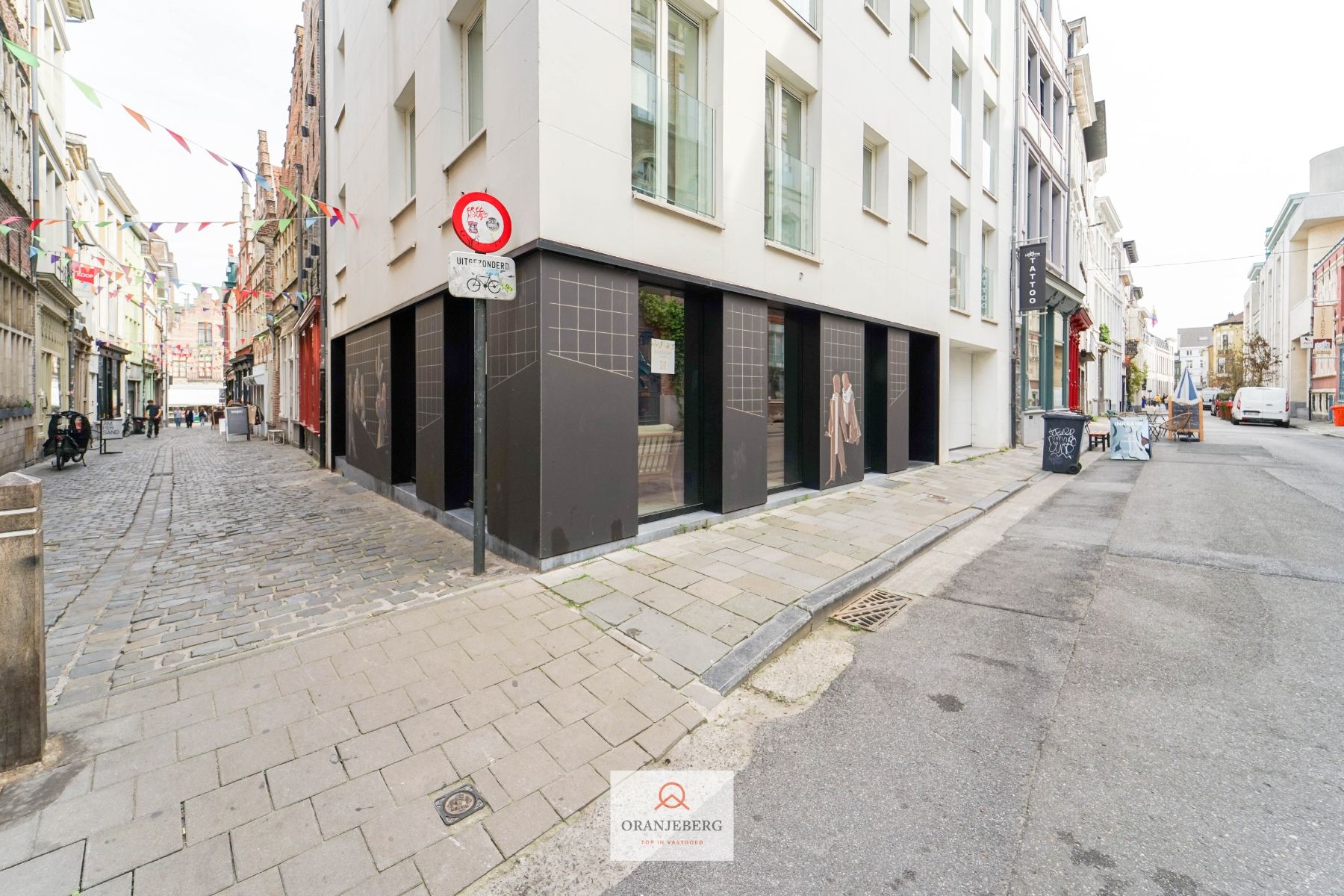 Hoekwinkel te huur vlakbij Vrijdagmarkt foto 3