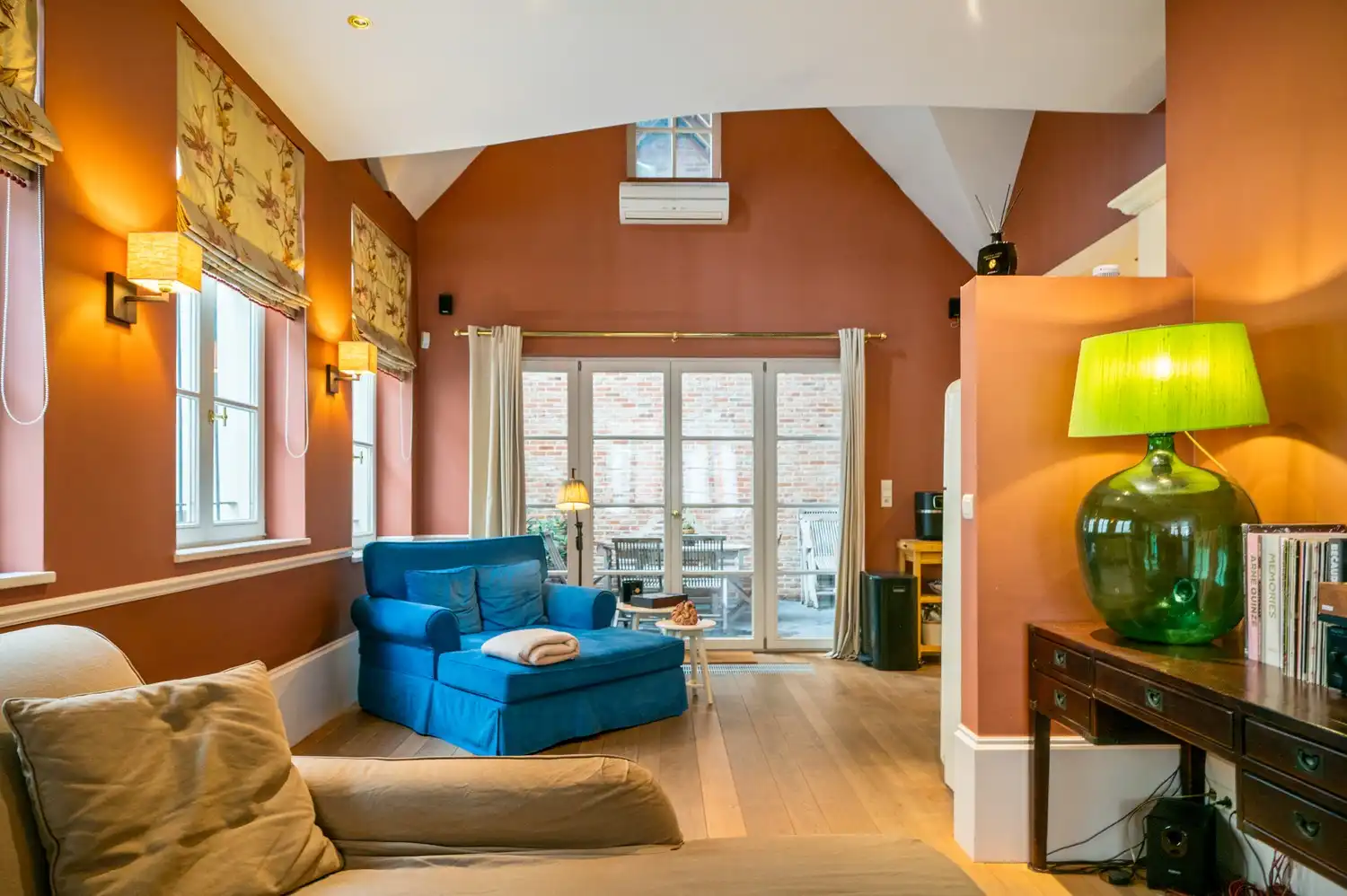 Charmante woning met 2 slaapkamers, 2 badkamers en een ruime woonkamer op toplocatie in centrum Lier foto 2
