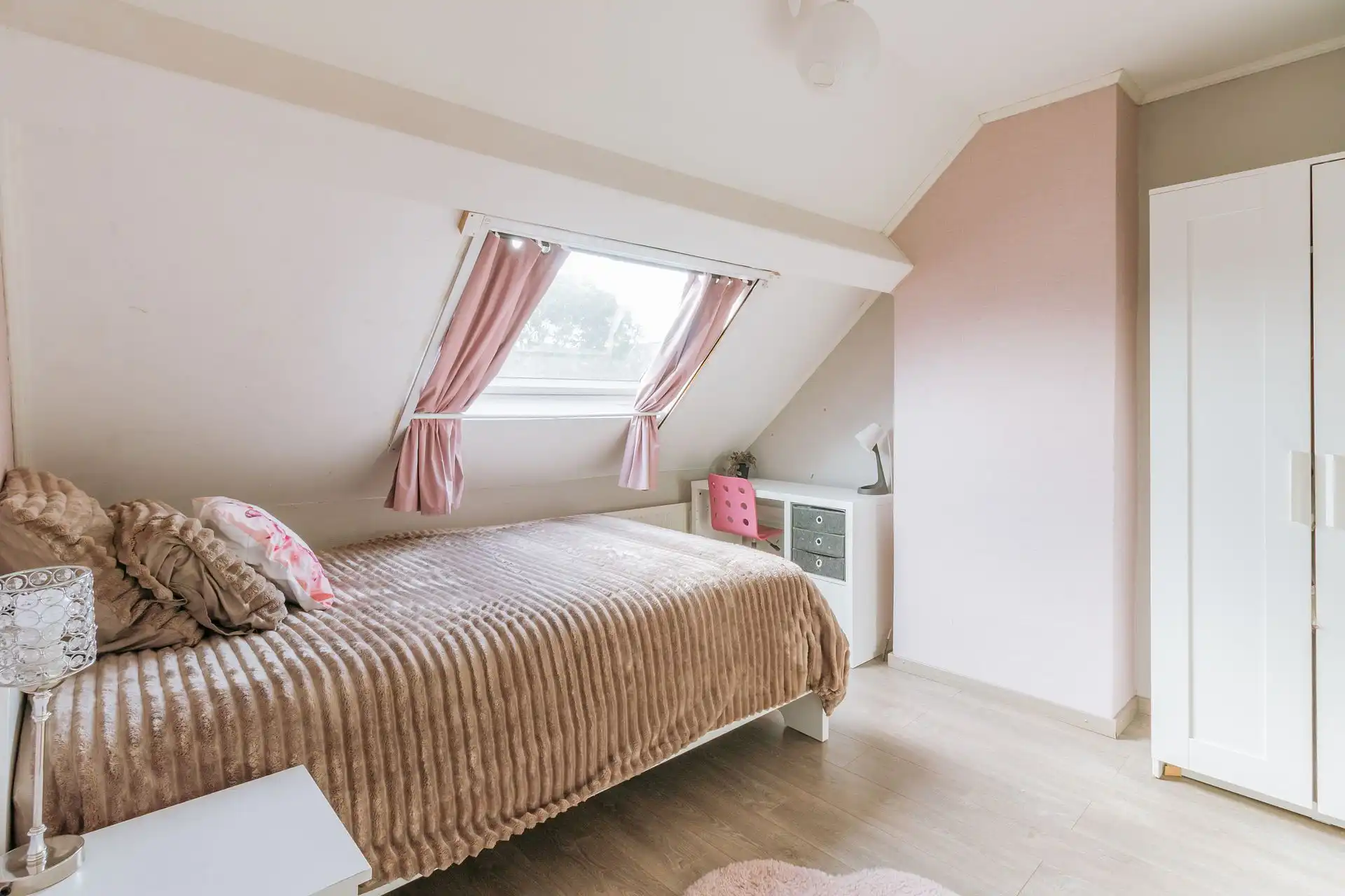 Ruime woning met 3 slpk, 2 parkeerplaatsen en buitenruimte foto 21