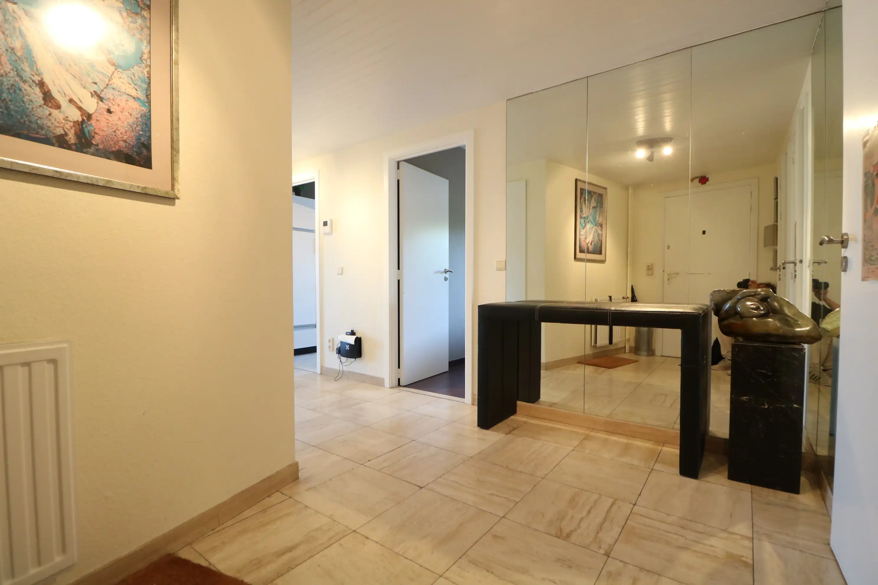 Ruim appartement (102 m²) met 2 slaapkamers en uitzicht op het stationsplein van Blankenberge. foto 3