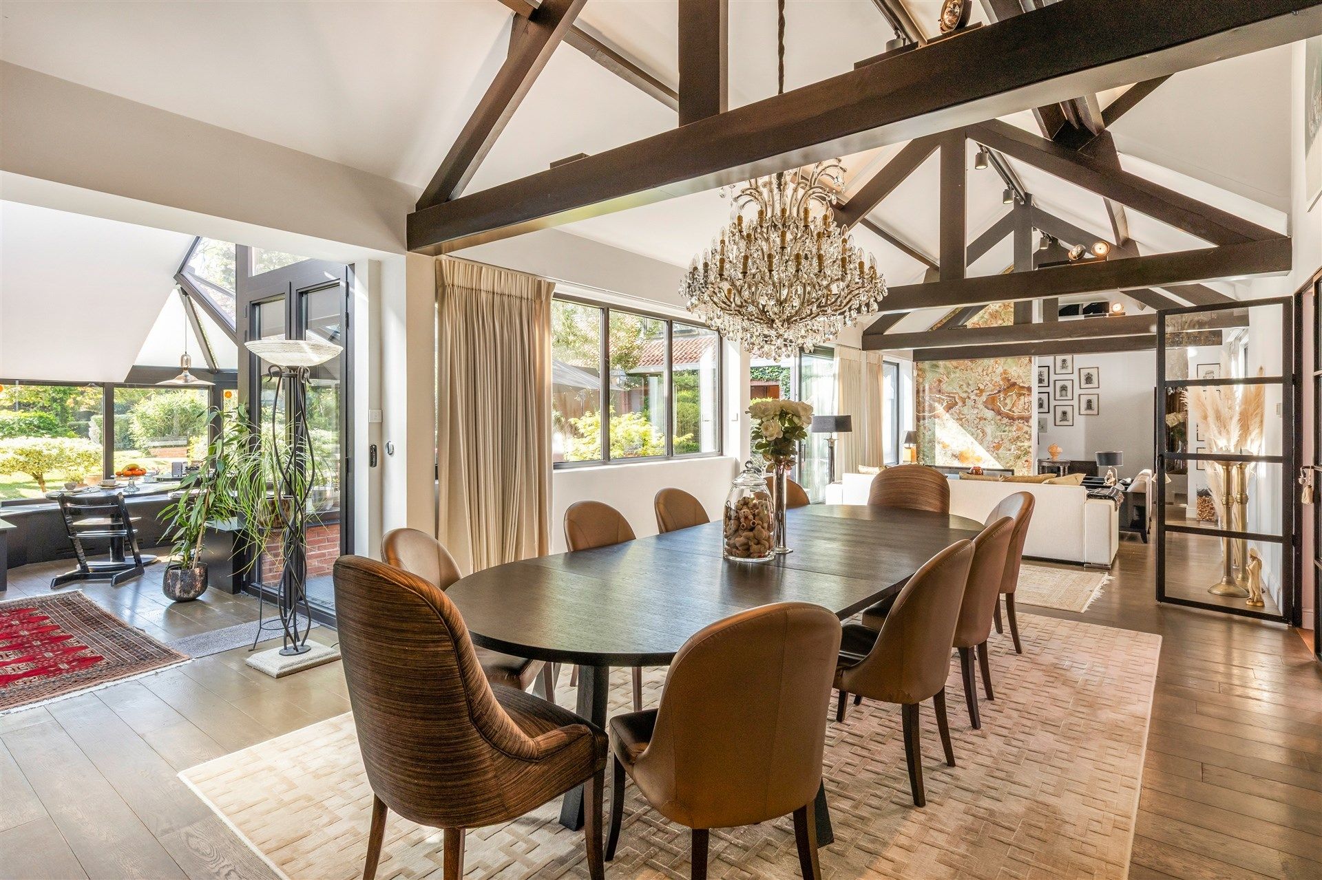 Stijlvolle en hoogwaardig afgewerkte villa met bijgebouw op fantastische locatie op perceel van 1784 m² foto 5