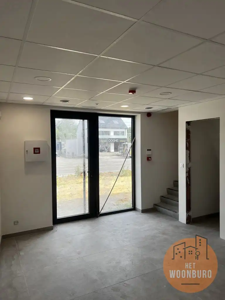 Kantoor met polyvalente ruimte, 4 burelen, vergaderzaal foto 2