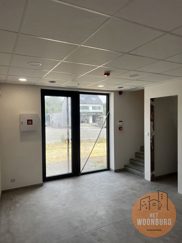 Kantoor met polyvalente ruimte, 4 burelen, vergaderzaal foto 2