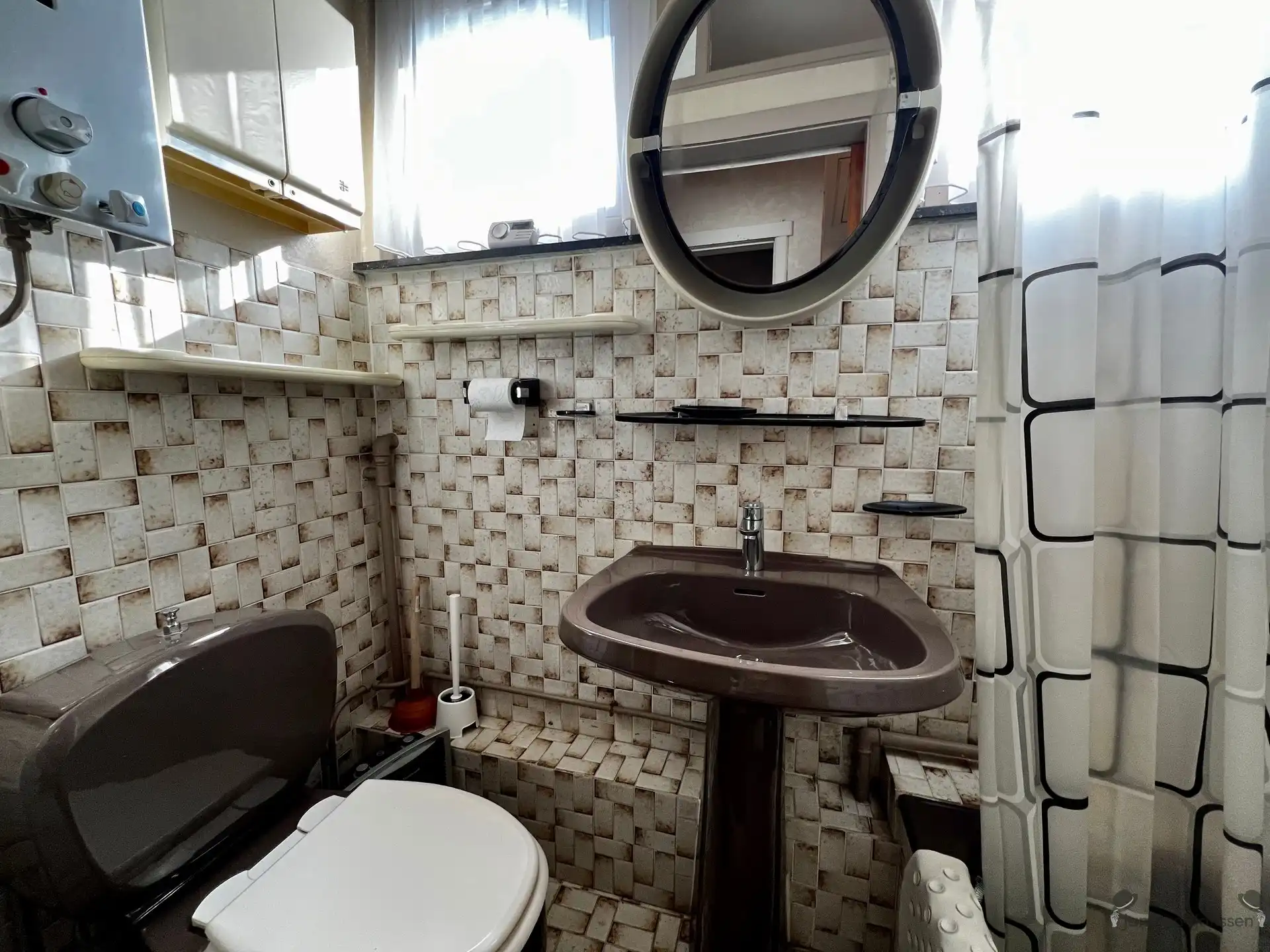 Centraal gelegen te renoveren woning  foto 11