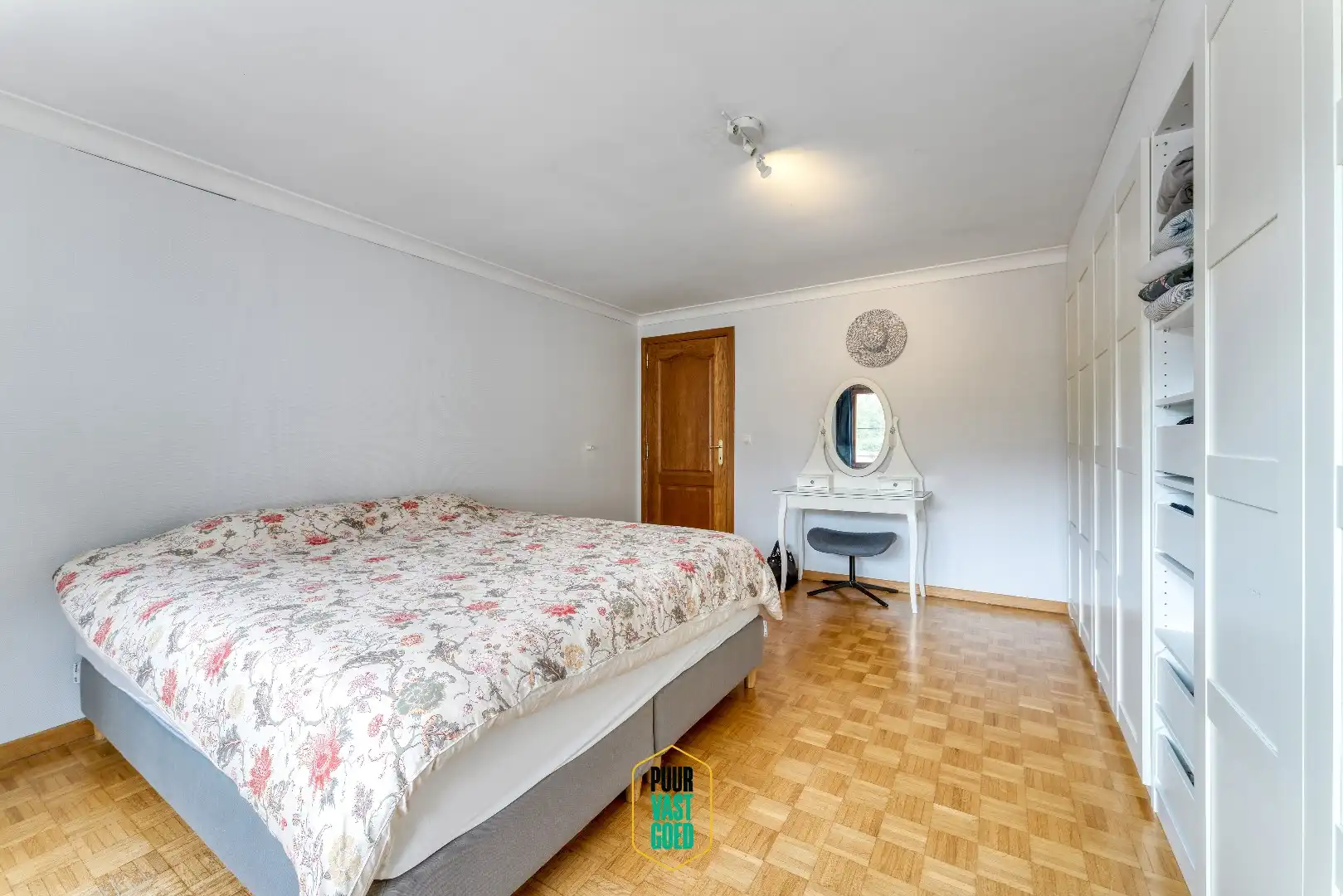 Riant appartement en studio boven grote handelsruimte  foto 16