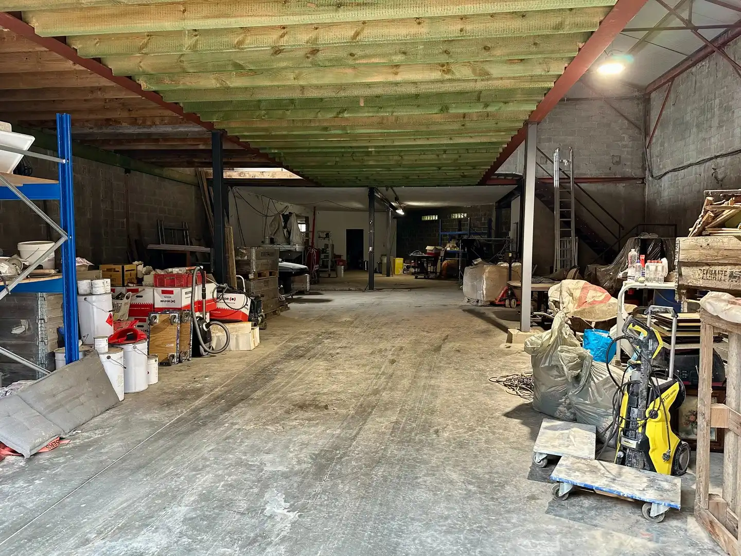 Magazijn 550 m2 met zonnepanelen. foto {{pictureIndex}}