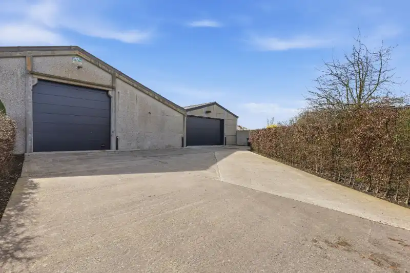 Villa met loods foto 21