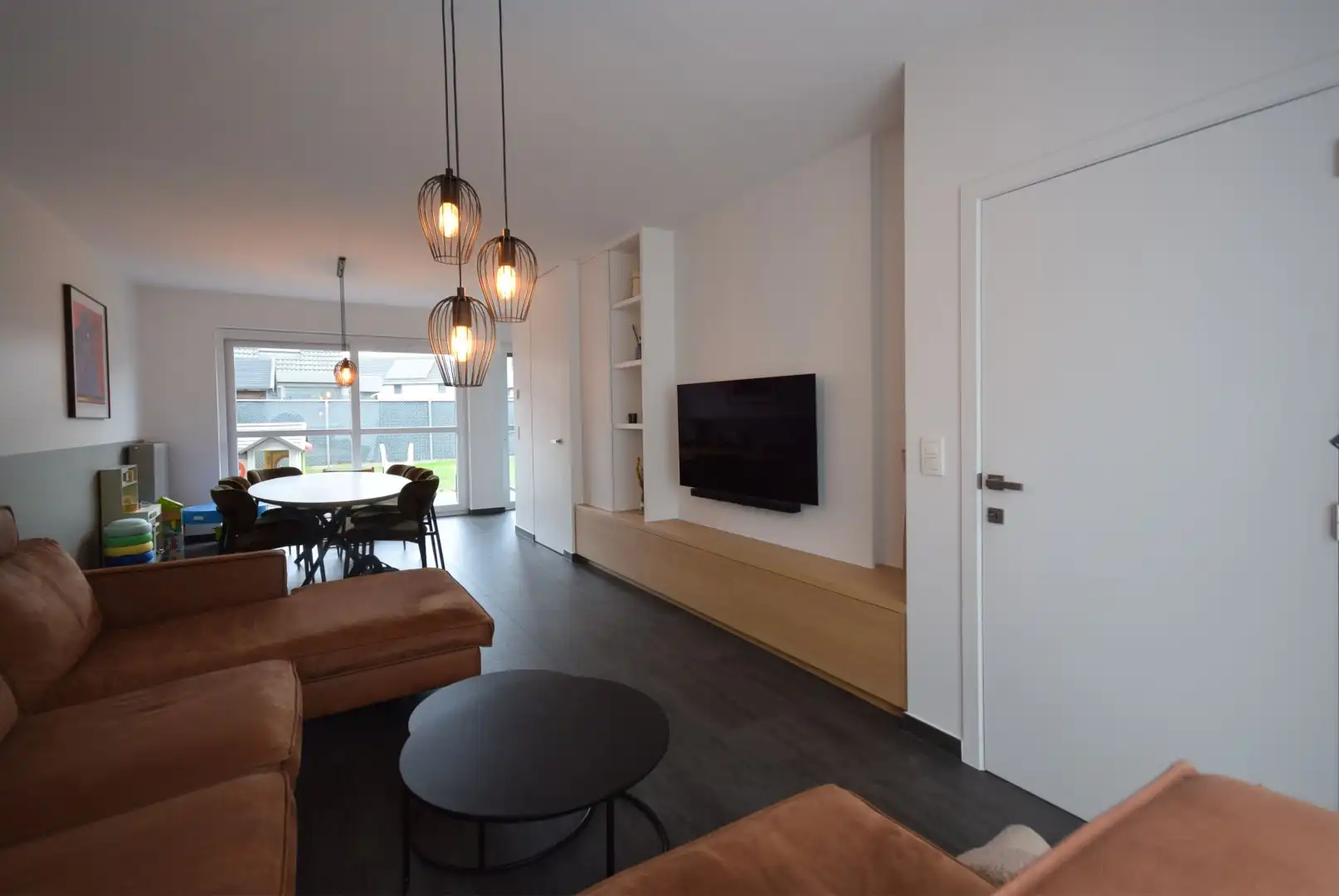 Ruime gezinswoning met drie slaapkamers en tuin  foto 3