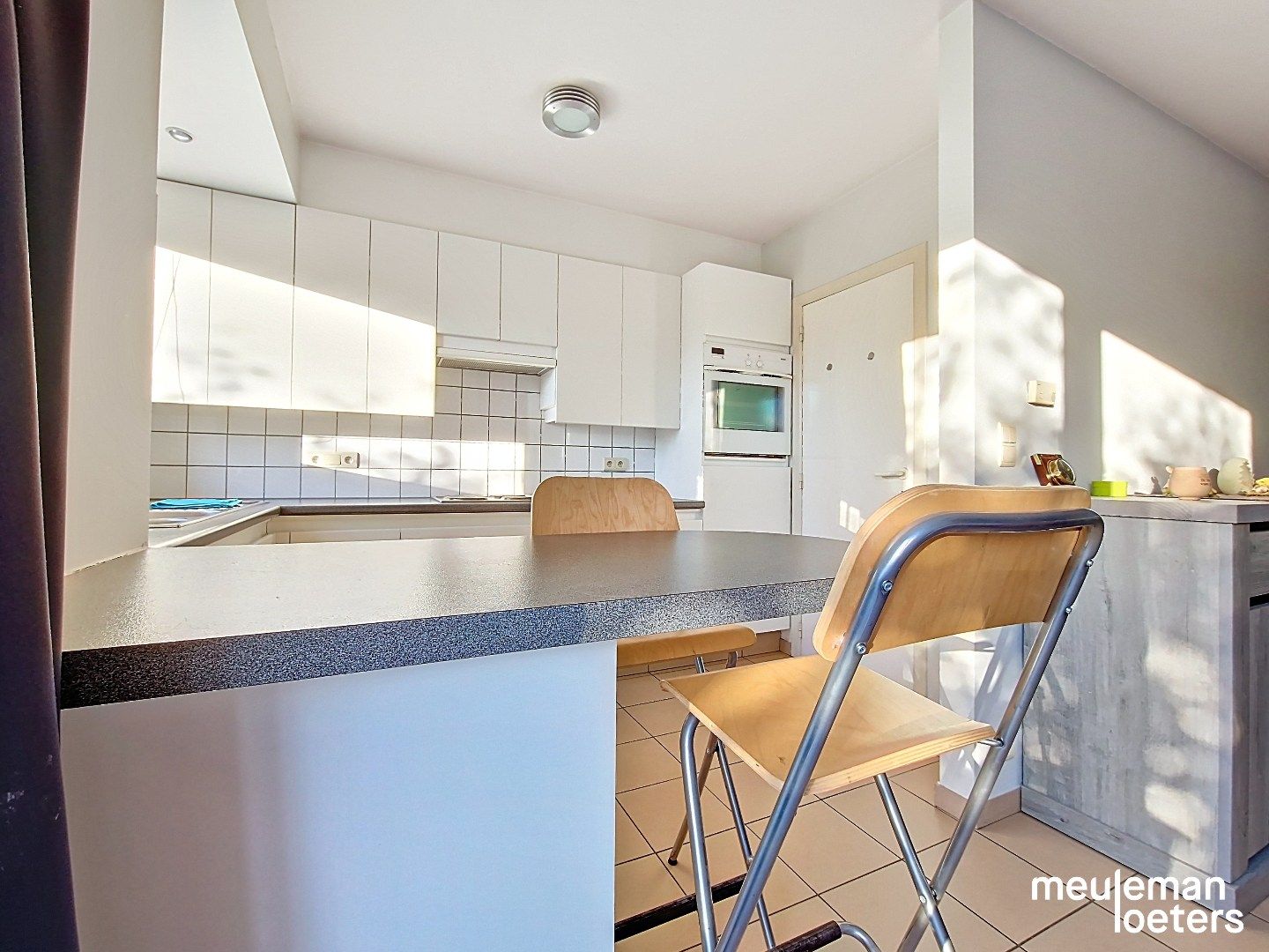 Lichtrijk appartement met terras en parking foto 5