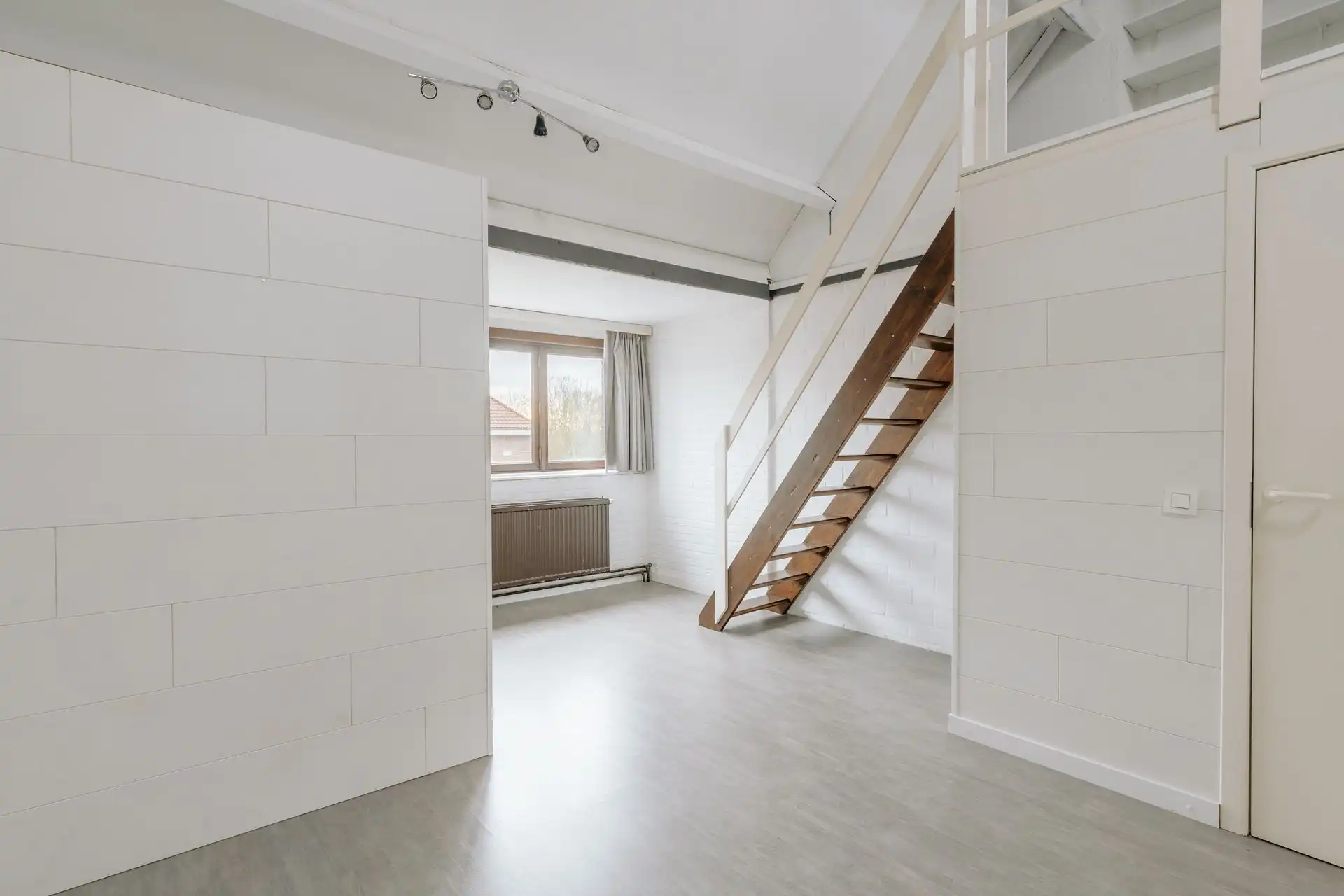 Karaktervolle bel-étage met grote tuin foto 12