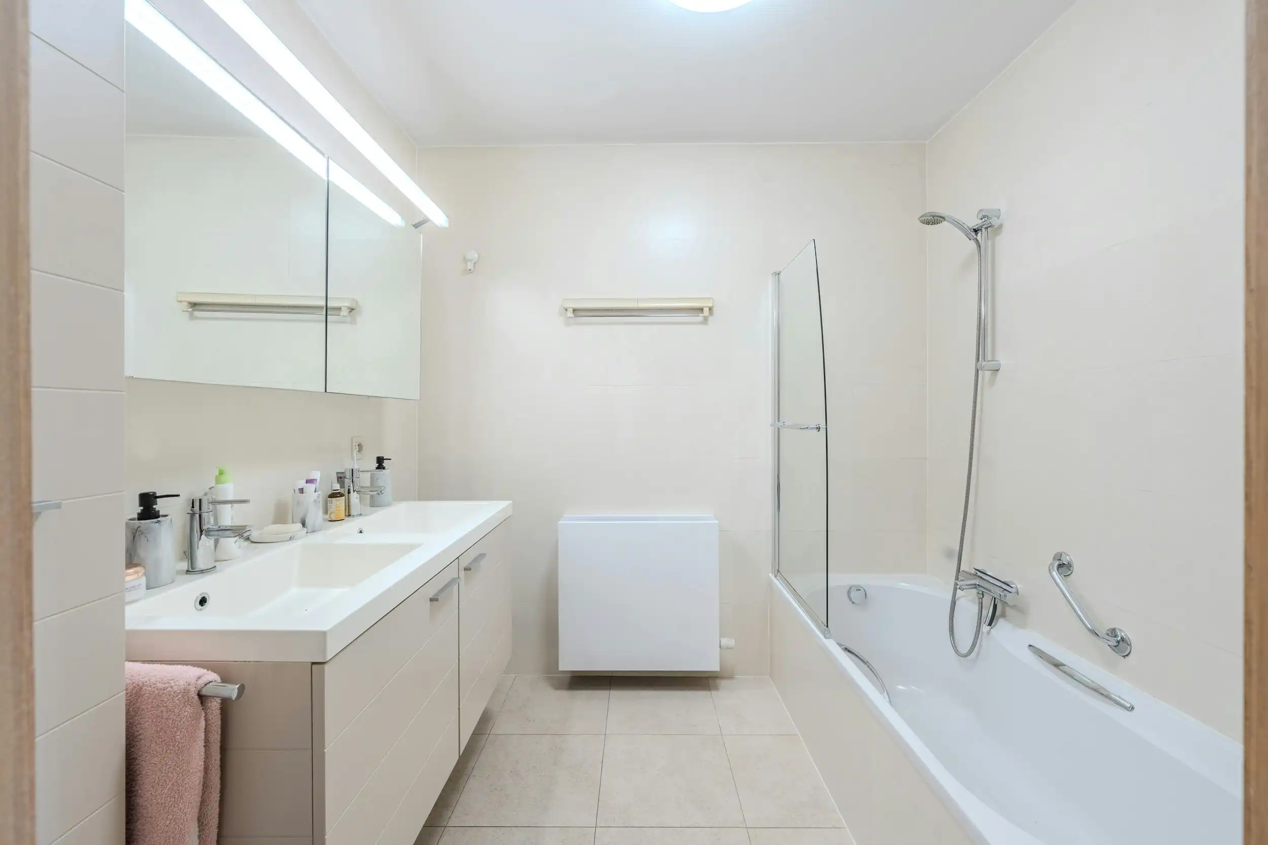 Instapklaar 2-slaapkamerappartement met terras in Oostende foto 7