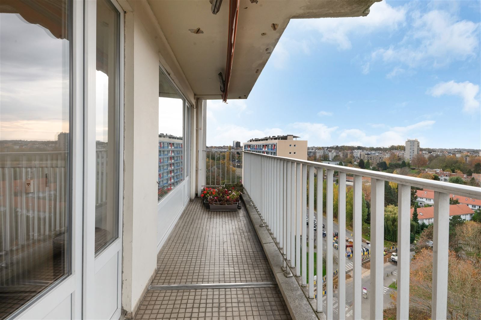 Lichtrijk 3-gevel appartement met terras foto 3