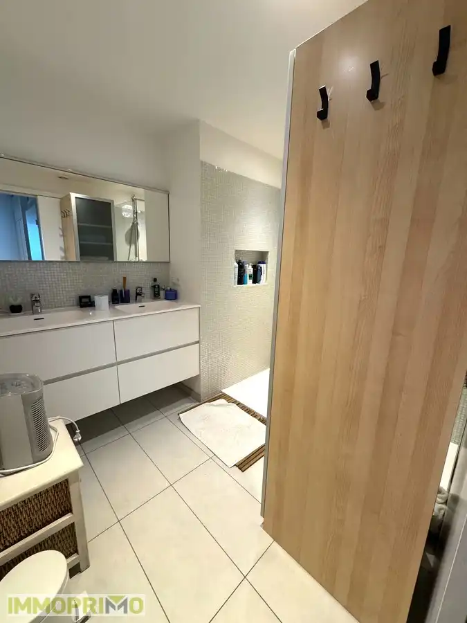 Zeer ruim en lichtrijk appartement te huur foto 25