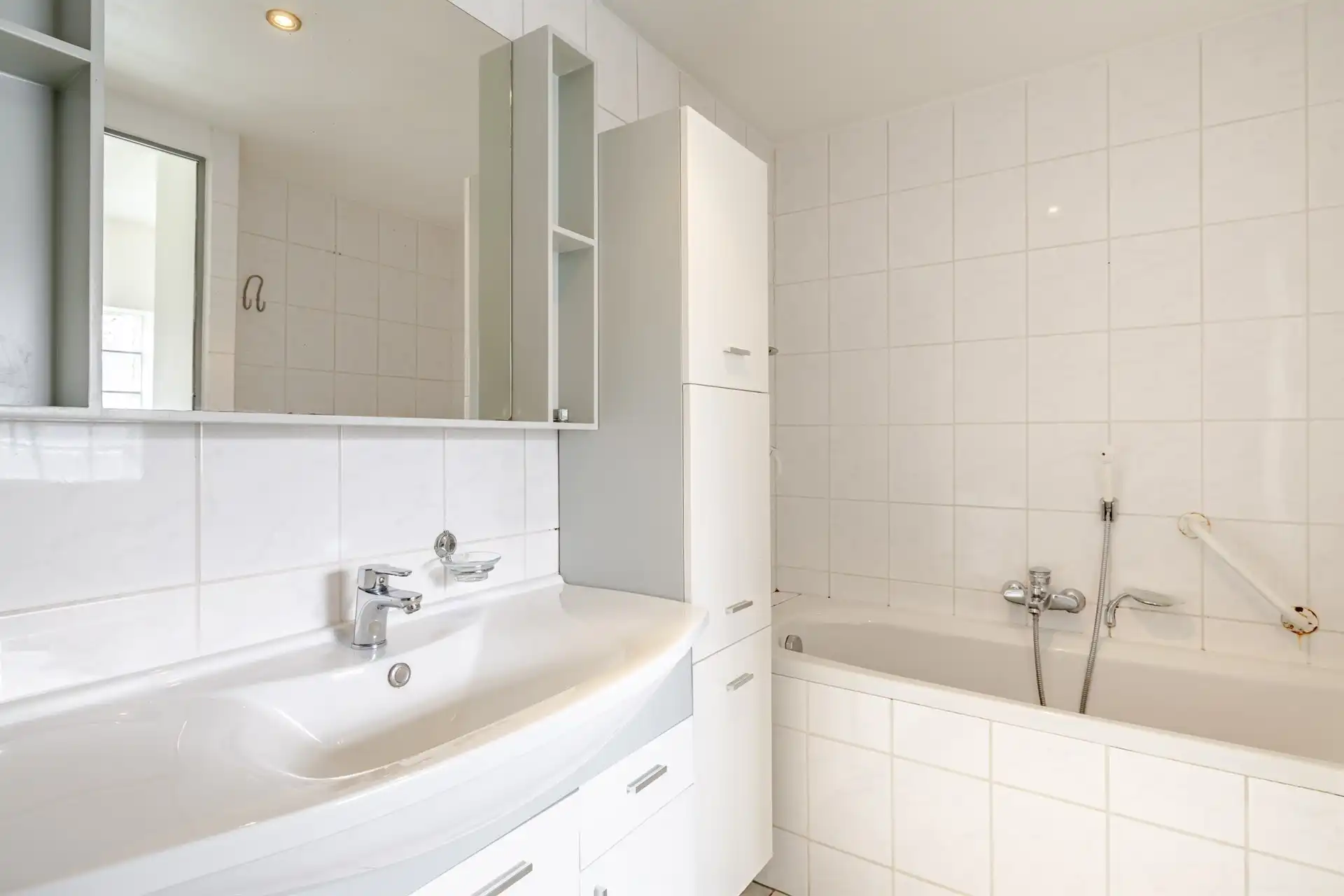 Deels gerenoveerde woning met drie slaapkamers te Erembodegem foto 10