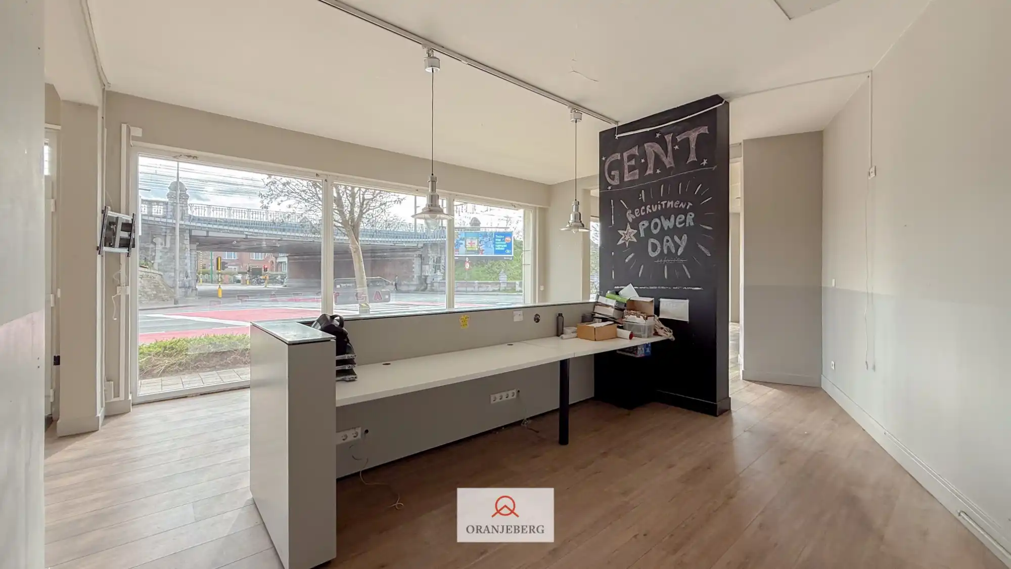 Hoek handelspand op commerciële ligging met veel visibiliteit foto 19