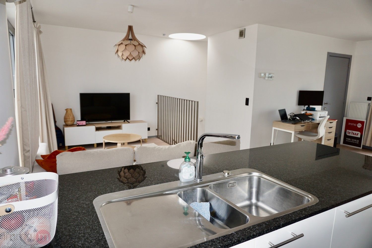 Recent goed gelegen duplexappartement met 2 slaapkamers, 3 grote terrassen en een autostaanplaats. foto 6