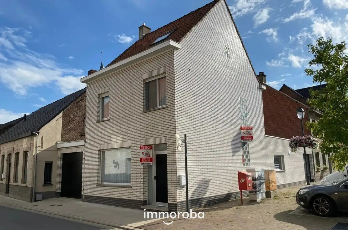Hoofdfoto van de publicatie: Instapklare hoekwoning met 2 garages 'TE KOOP' te Oeselgem.