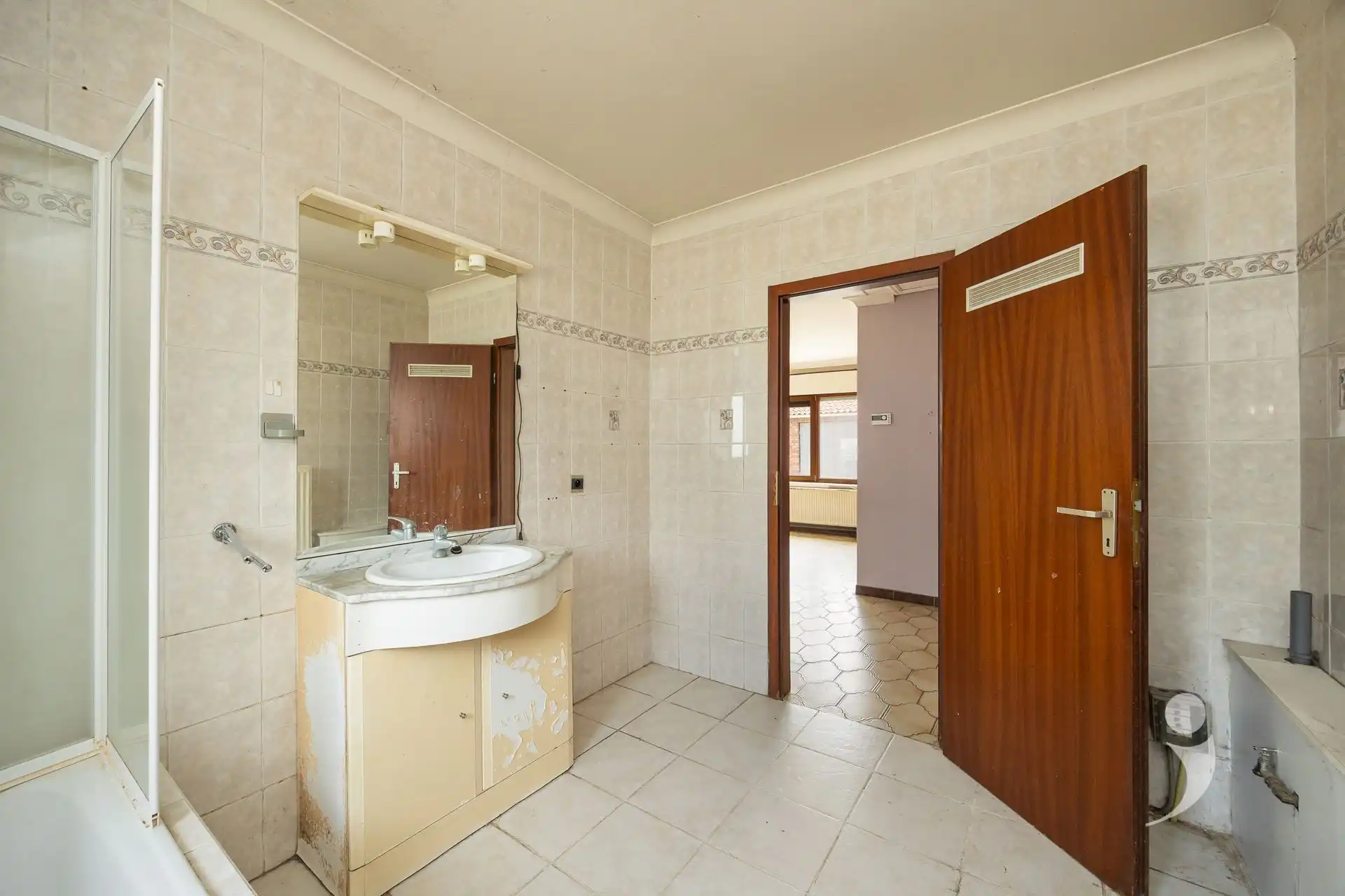 Te renoveren woning met veel potentiëel foto 9
