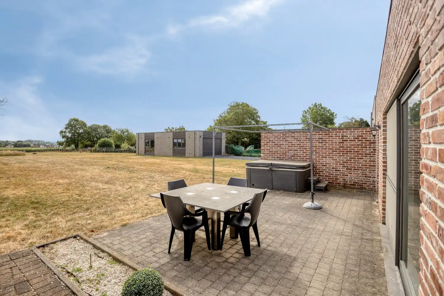 Ruime gerenoveerde gezinswoning met 3 slaapkamers op een uitzonderlijk perceel foto 23