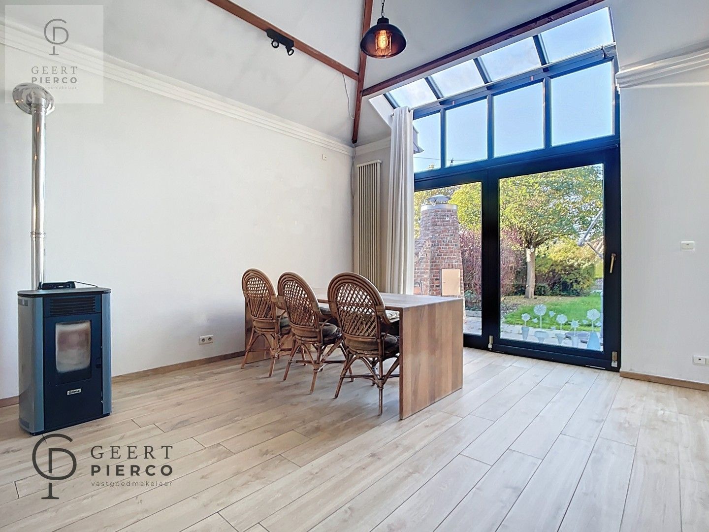 Ruime bungalow met drie slaapkamers en inpandige garage op een perceel van 10a37ca. foto 11