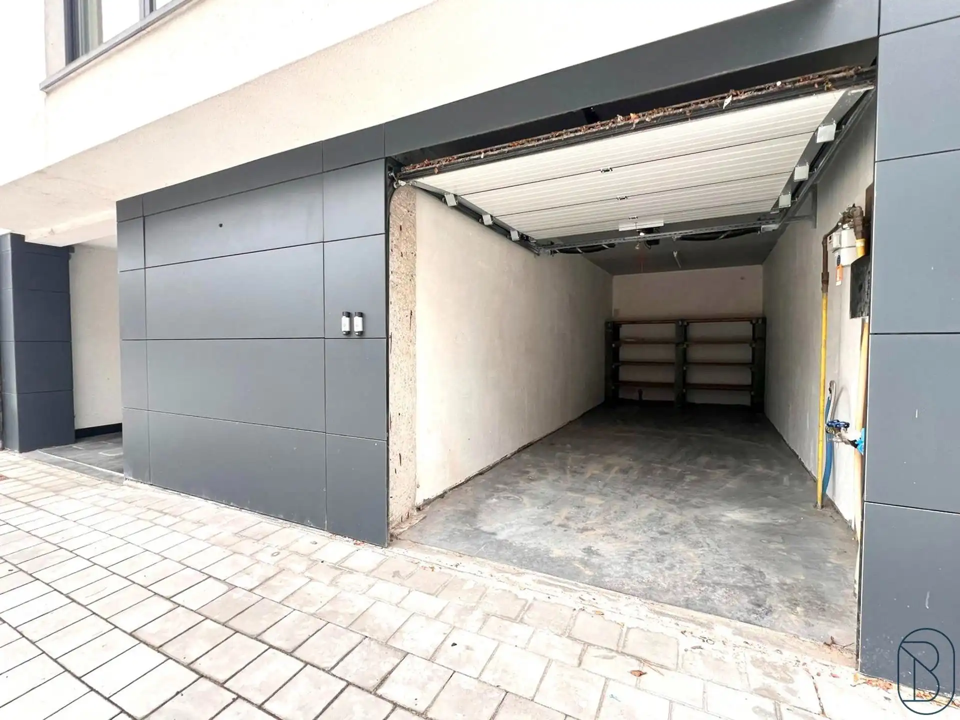 Topgelegen afgesloten garagebox! foto 3