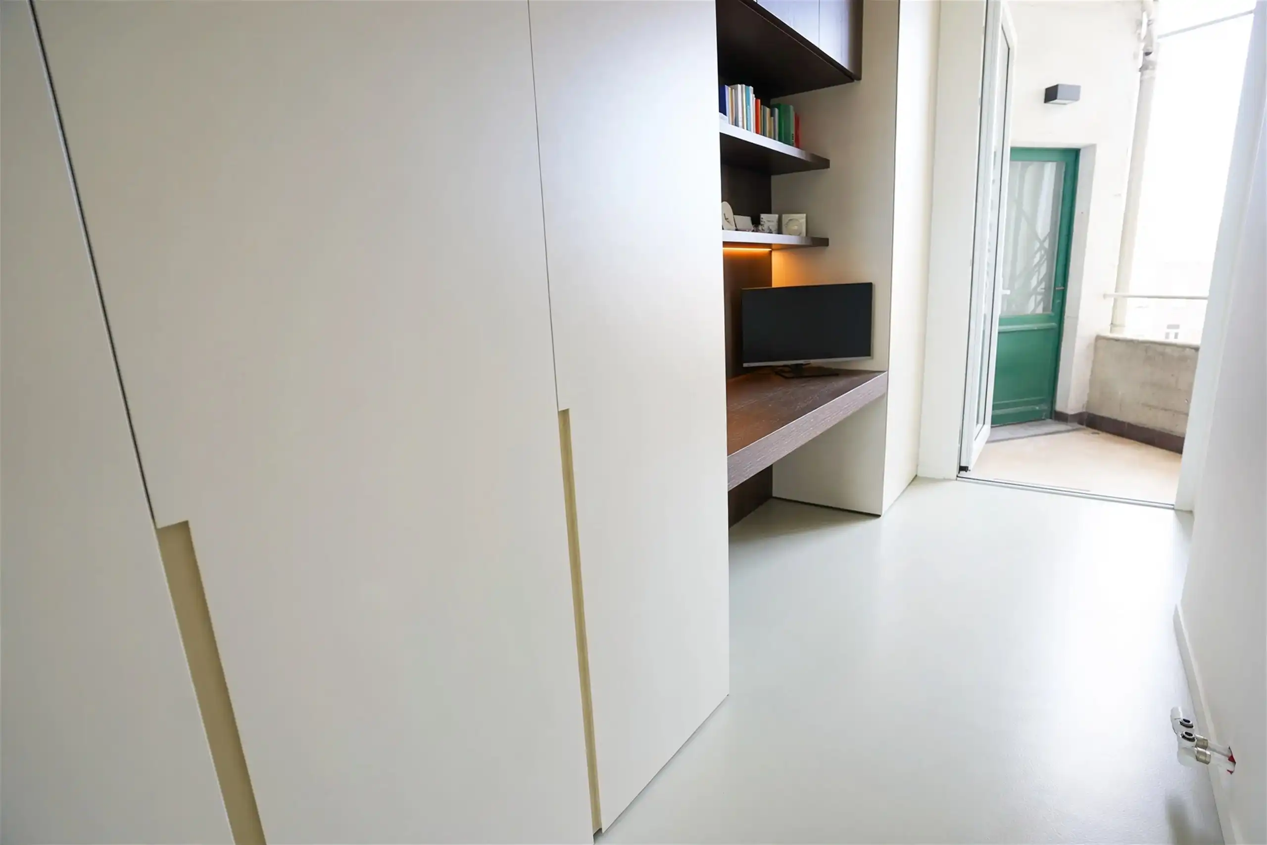 Architecturaal pareltje met uitzicht op de boomkruinen foto 29
