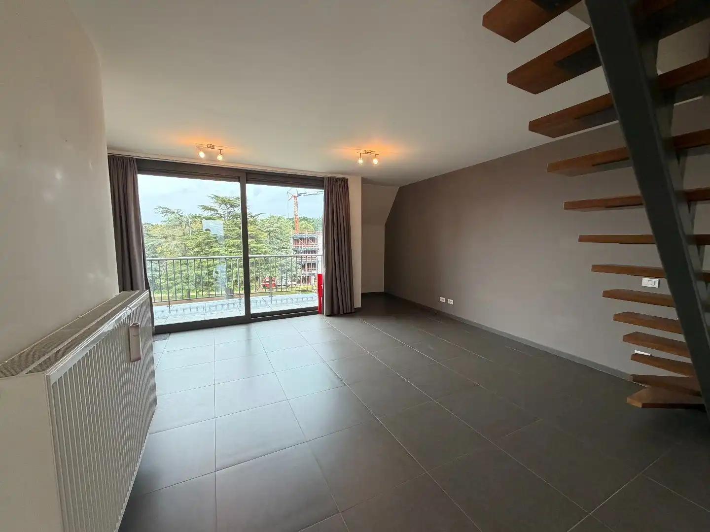 Uiterst ruim appartement (119m²)  met twee slaapkamers op de markt van Houthulst foto 2