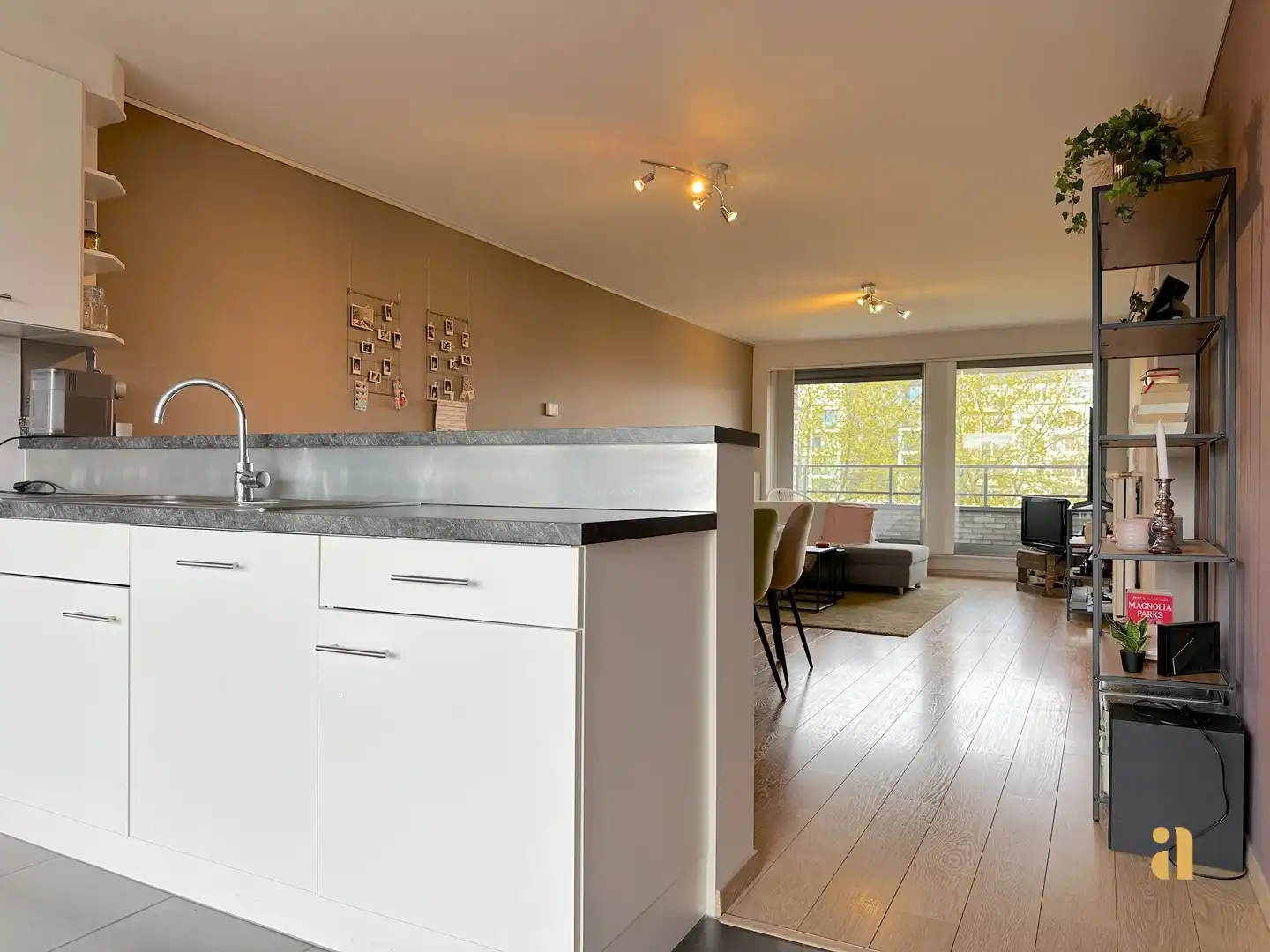 Zon, ruimte & torens: dit lichtrijke appartement heeft het allemaal! foto 6