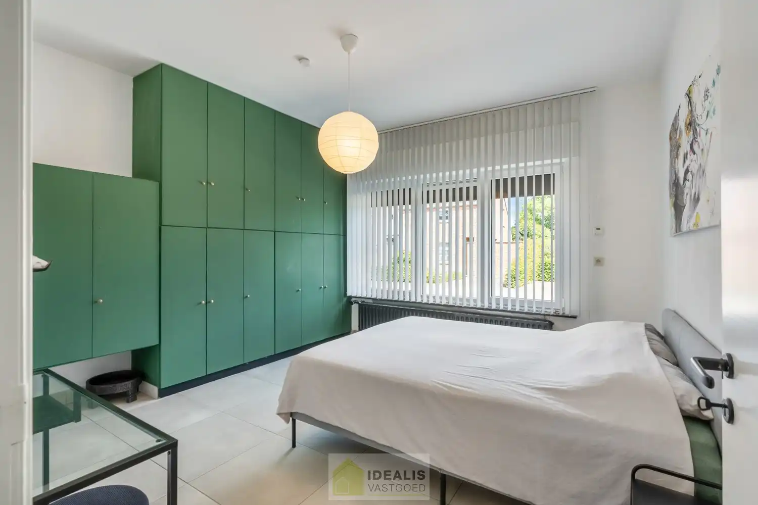 IDEALIS VASTGOED – EENGEZINSWONING MET EEN KNAPPE LEEFRUIMTE MET OPEN HAARD EN AANSLUITEND OPEN MODERNE KEUKEN, EEN HEERLIJKE VERANDA, MOGELIJKHEID TOT 4 SLAAPKAMERS, 2 BADKAMERS, 2 GARAGES EN EEN RUIM WERKHUIS MOMENTEEL INGERICHT ALS LOUNGERUIMTE, VOLLEDIG AANGELEGD MET EEN KNAPPE TUIN OP EEN PERCEEL VAN 8A 65CA! Deze ruime gezinswoning omvat +- 204m² netto bewoonbare oppervlakte met een aangename woonkamer bestaande uit zit-en eetgedeelte, een open moderne keuken, veranda, mogelijkheid tot 4 slaapkamers en 2 badkamers. Momenteel is de woning ingericht als 2 aparte woongelegenheden. Tevens beschikt de woning over een apart garagegebouw bestaande uit 2 garages met achterliggend een werkhuis momenteel ingericht als loungeruimte. Een unieke kans voor kandidaten op zoek naar een ééngezinswoning voorzien van alle faciliteiten op een fijne locatie tussen de centra van Oudsbergen, Bocholt, Bree en Peer! De huidige eigenaar heeft reeds een nieuw dak aangekocht. Dit wordt geplaatst voor de... foto 15