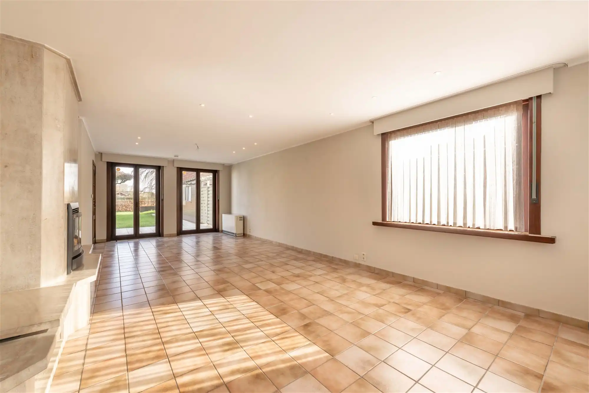 Kloeke halfopen woning met 2 garages en tuin foto 5