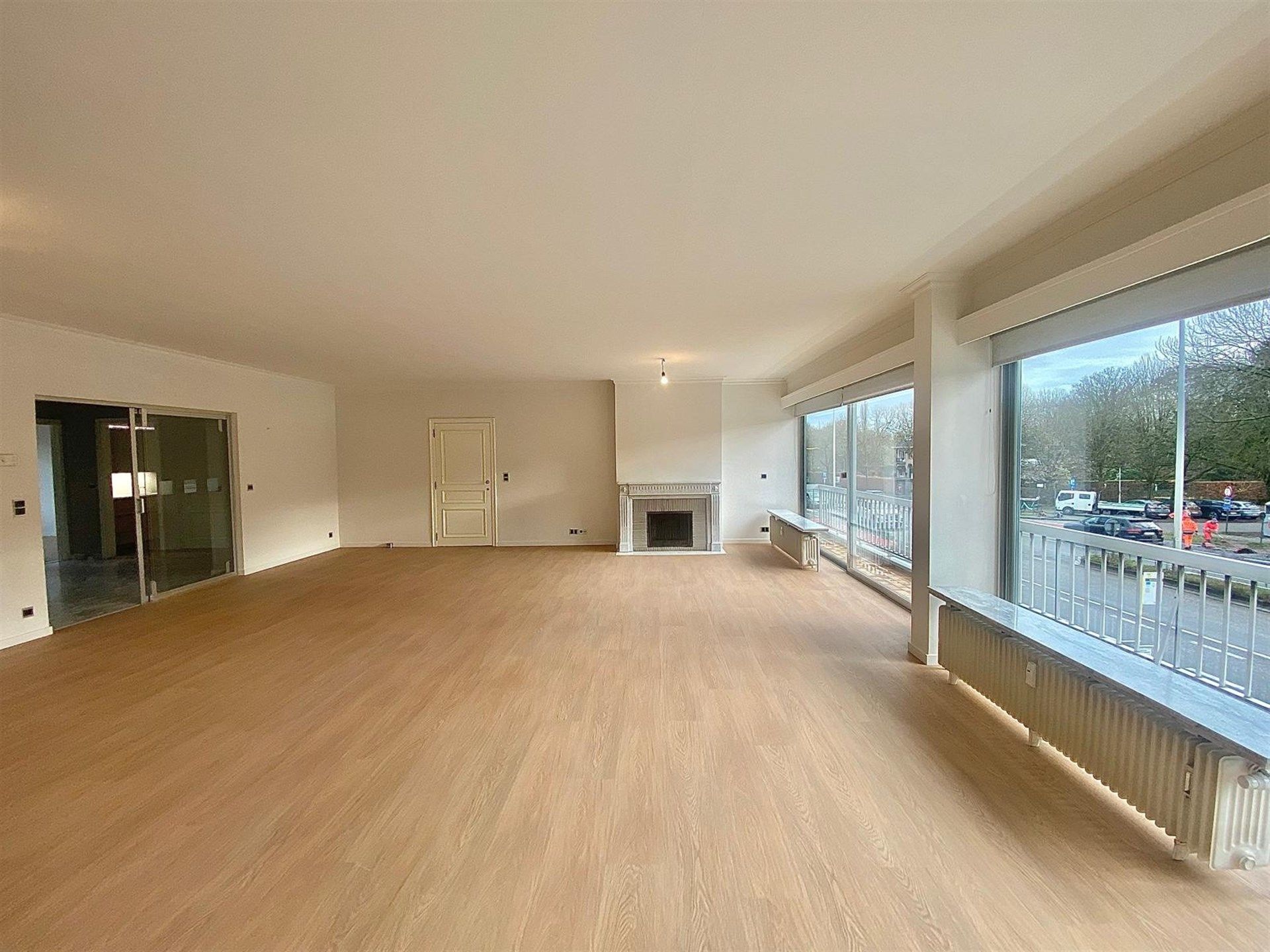 Zeer ruim appartement met drie slaapkamers en garage  foto 4