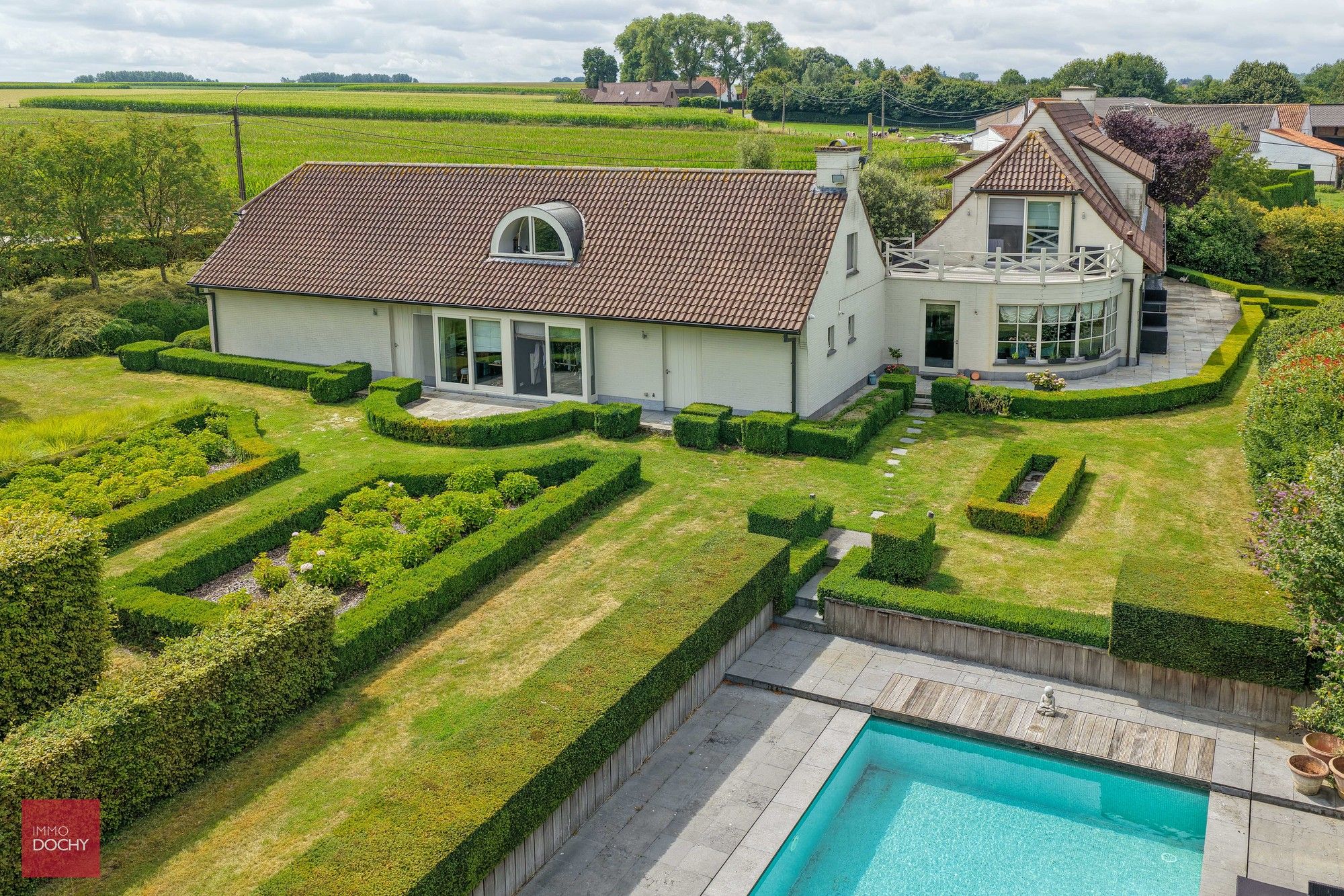 Ruime villa met zwembad en prachtige tuin foto 8